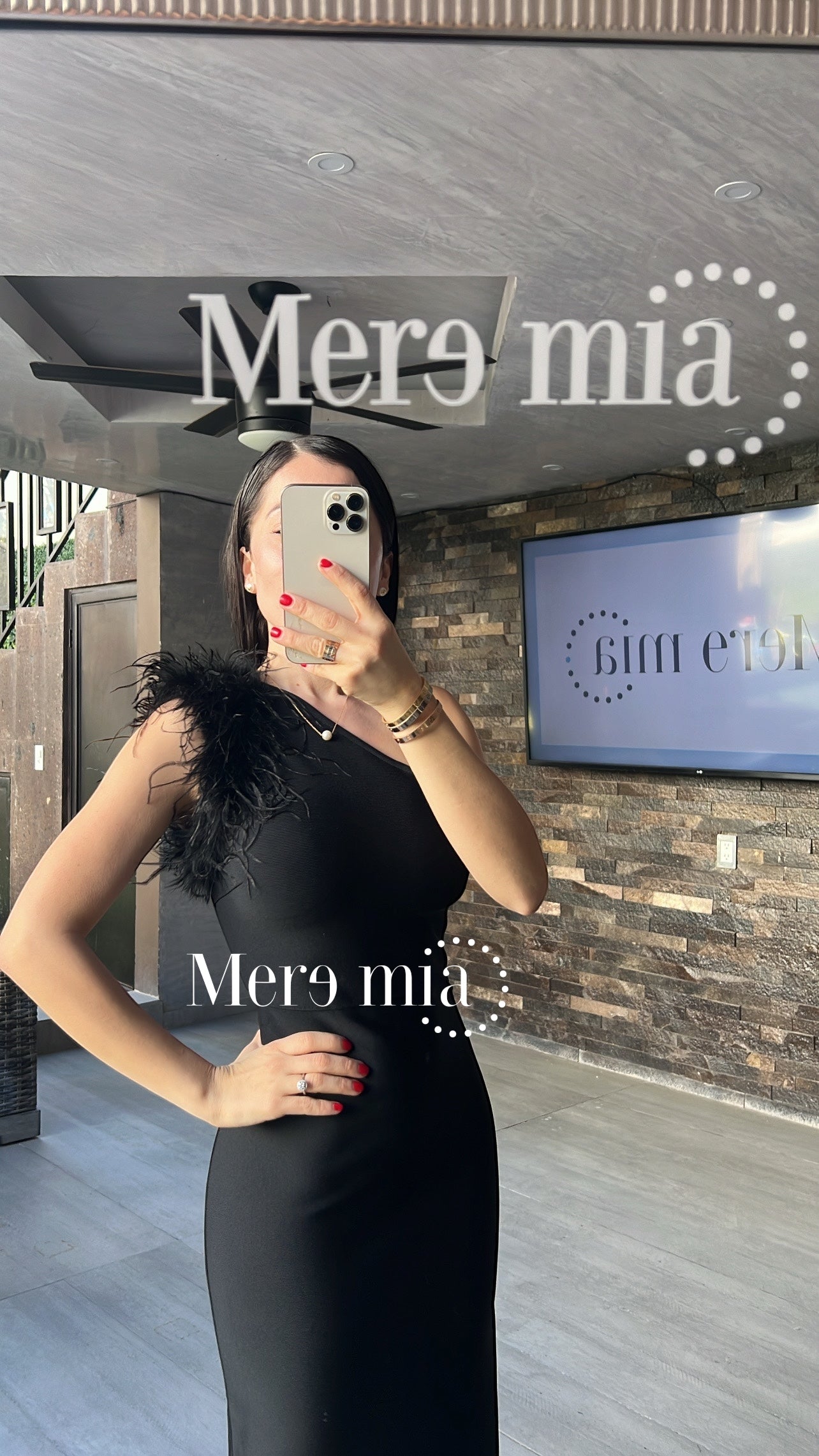 Vestido negro hombro plumas