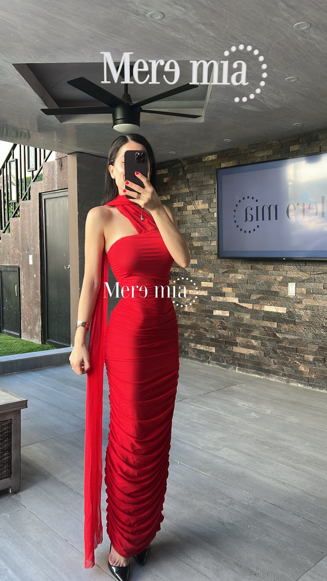 Vestido rojo plisado cuello