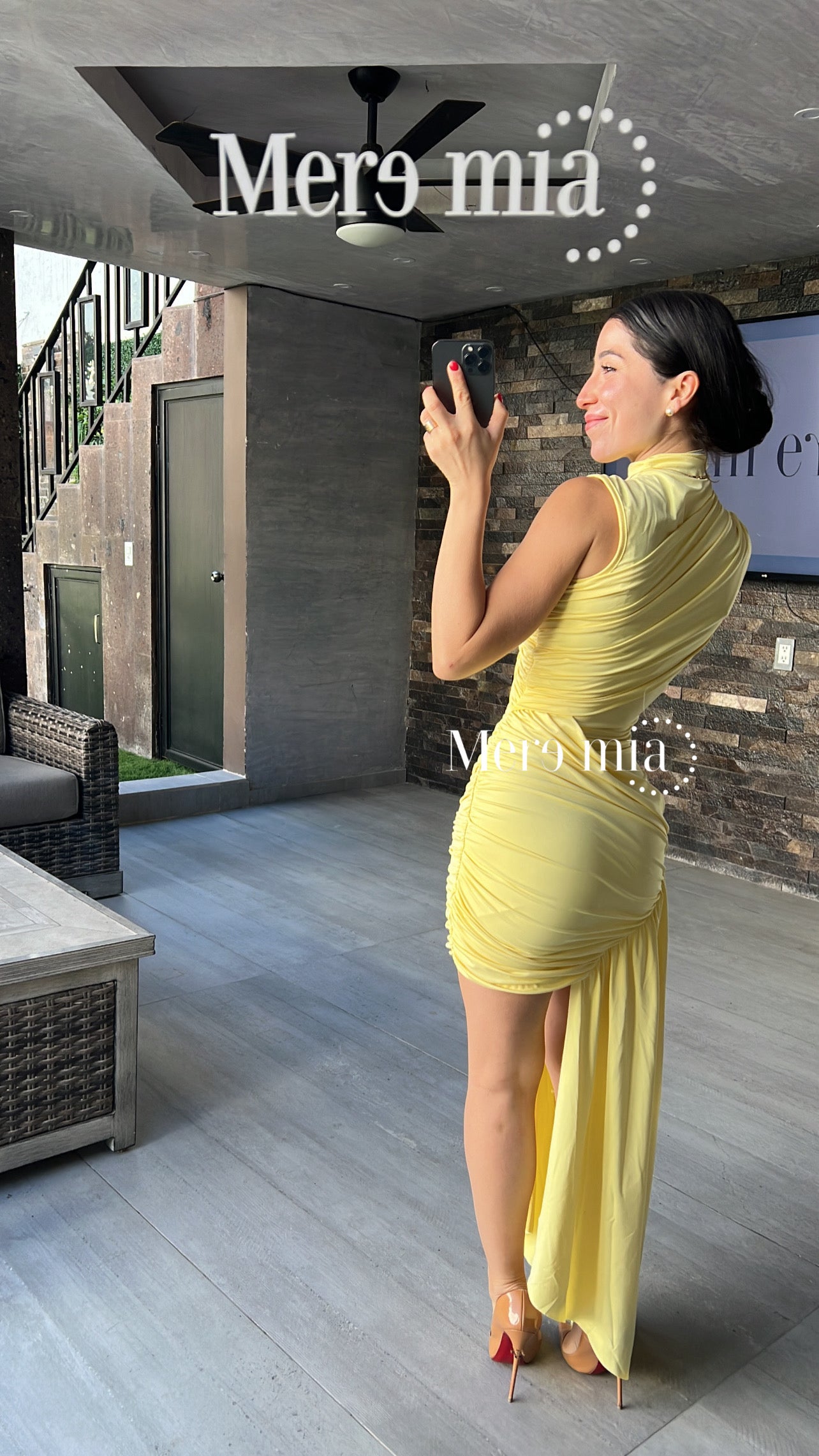 Vestido amarillo plisado hombro