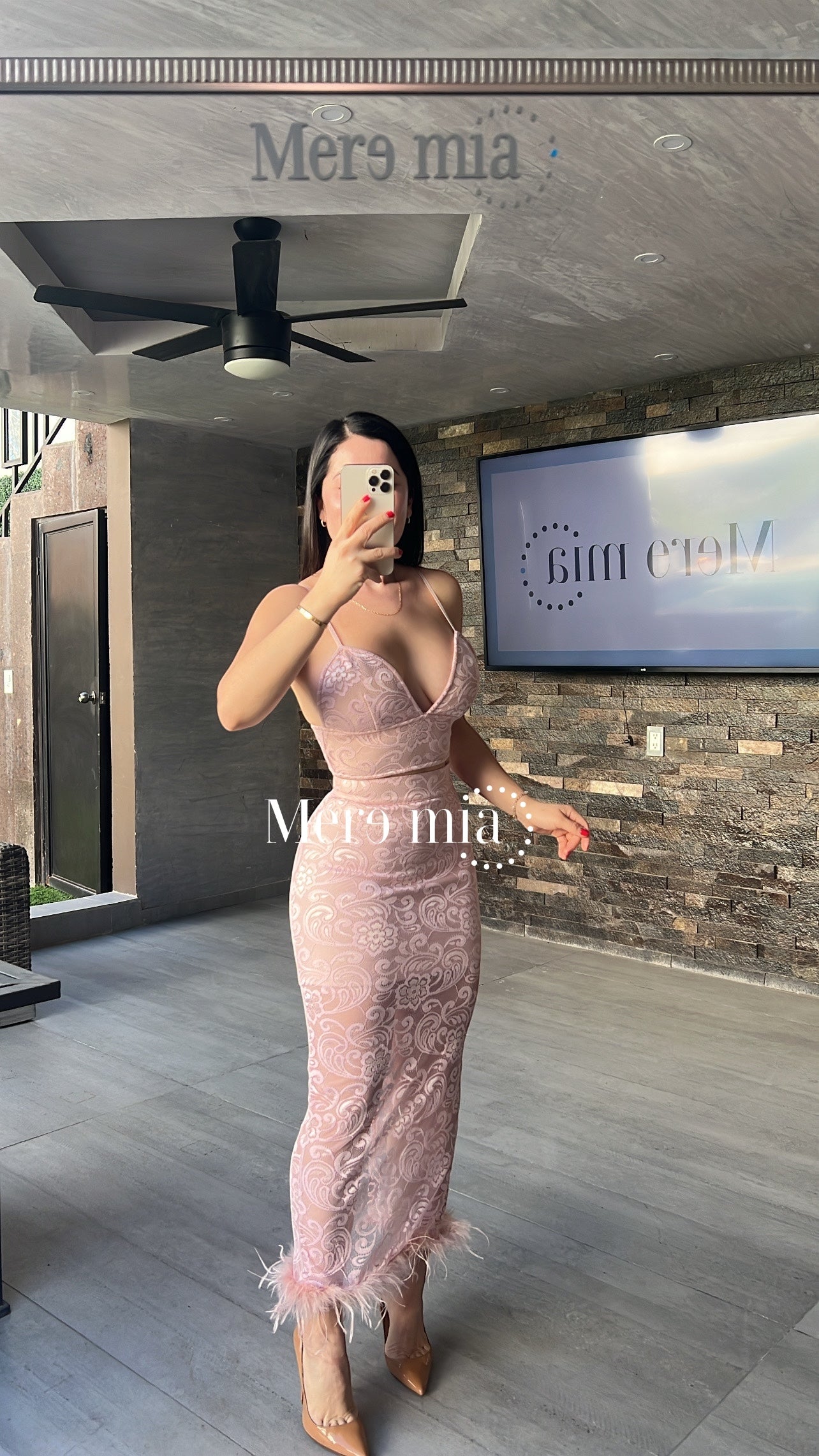 Conjunto rosa encaje plumas