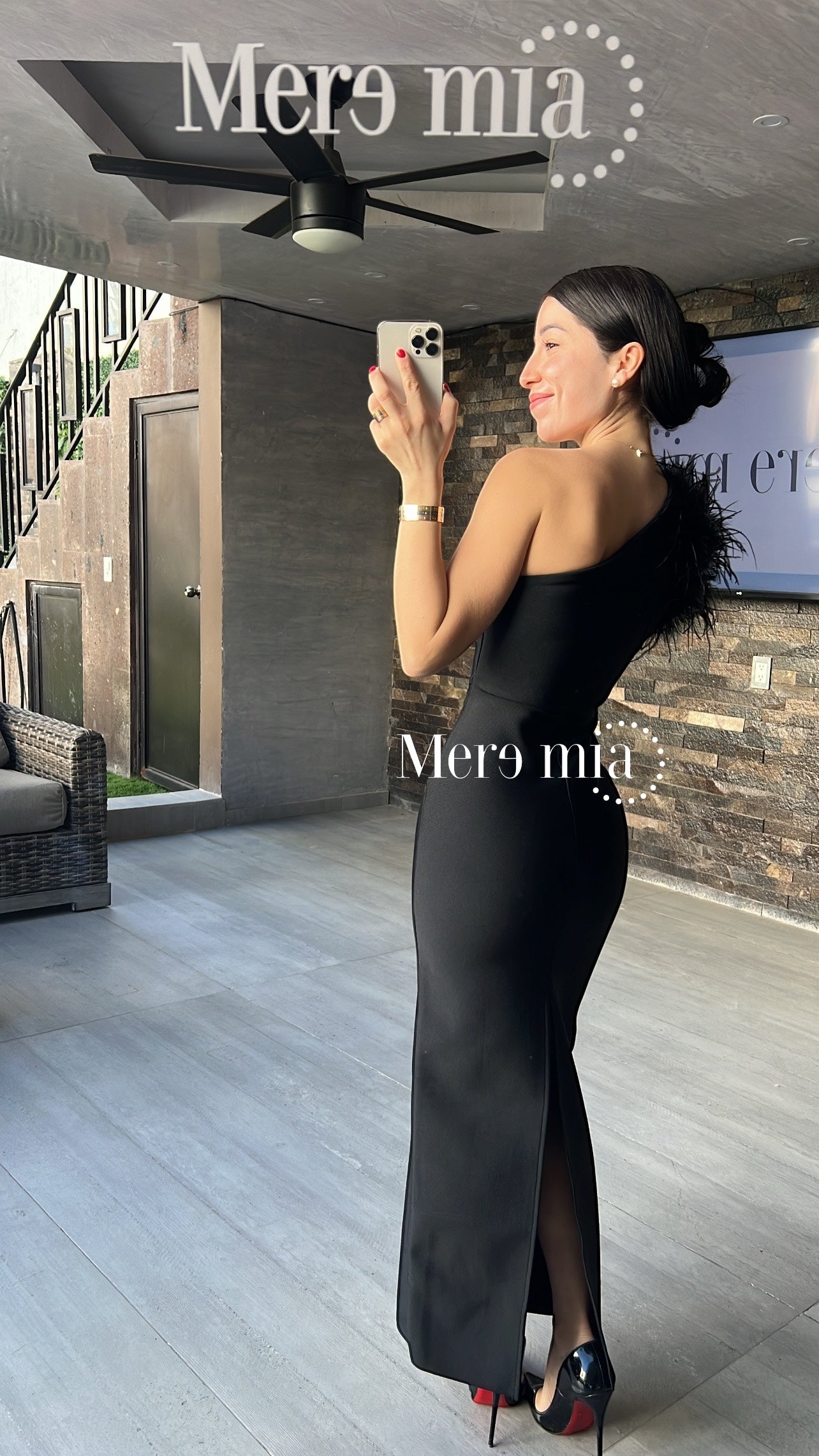 Vestido negro hombro plumas