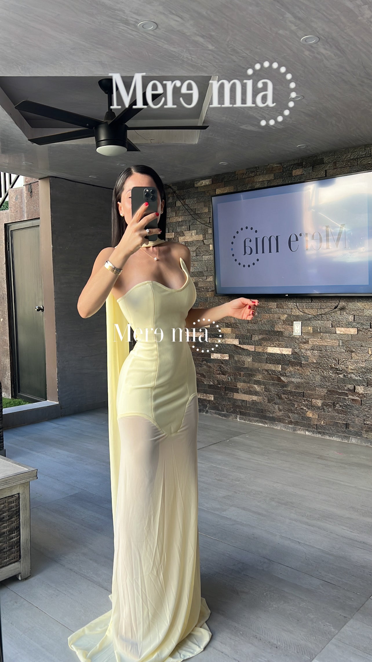 Vestido amarillo cuello