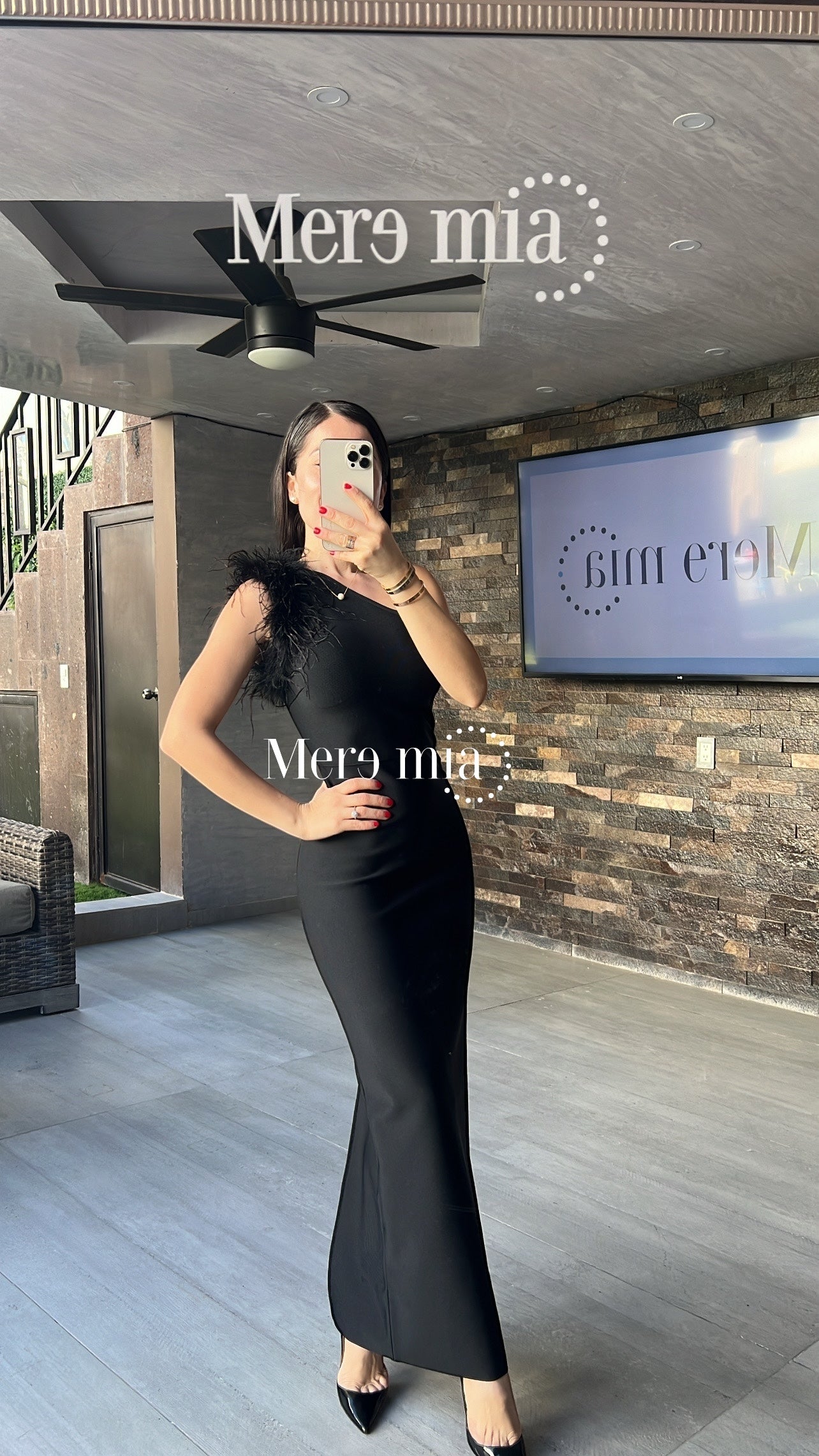 Vestido negro hombro plumas