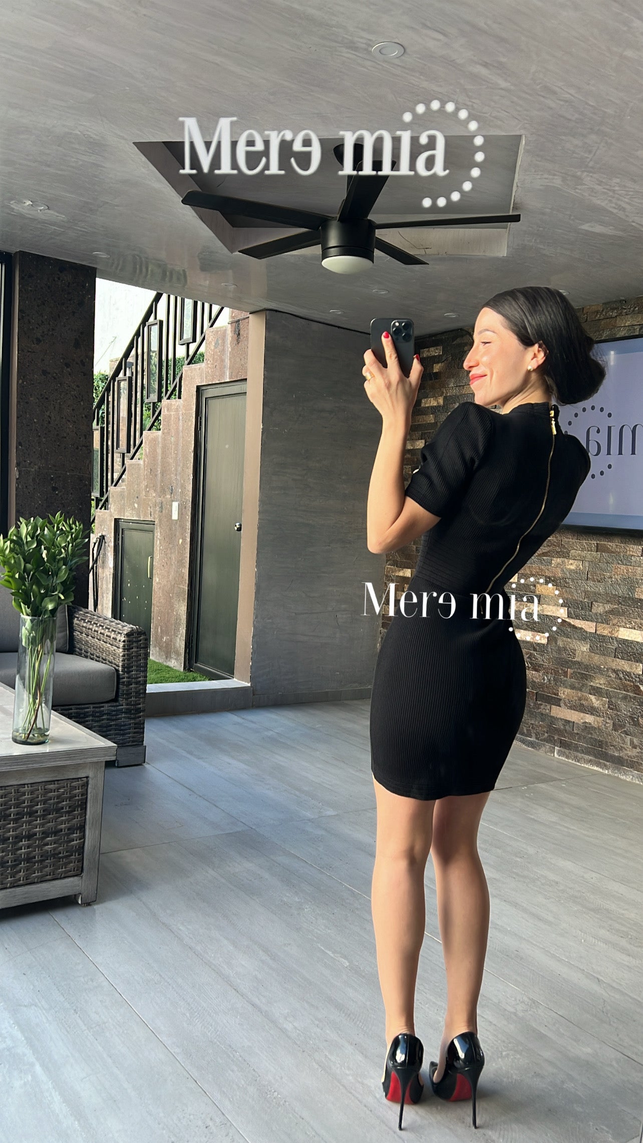 Vestido negro botones V