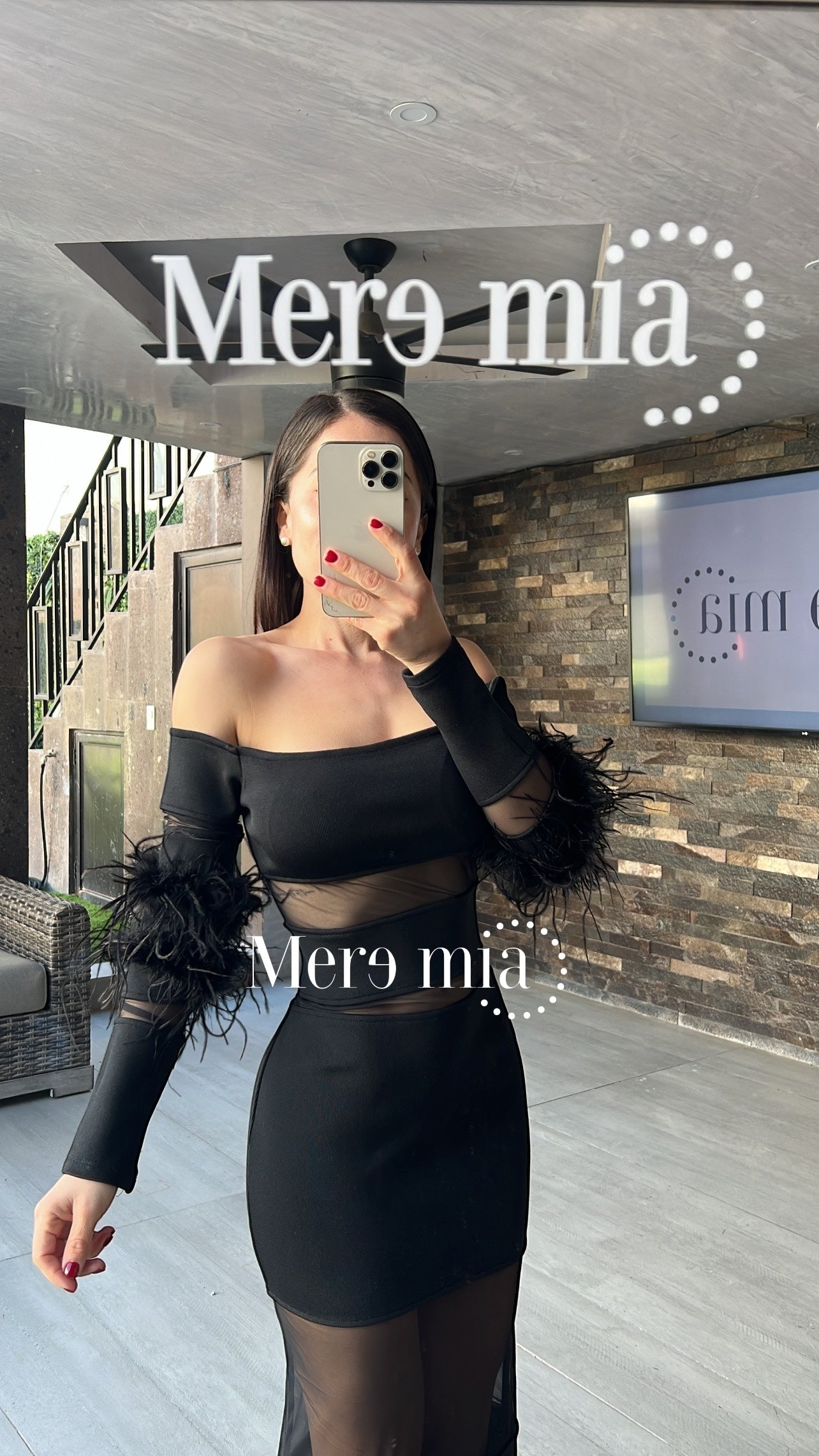 Vestido negro plumas codos