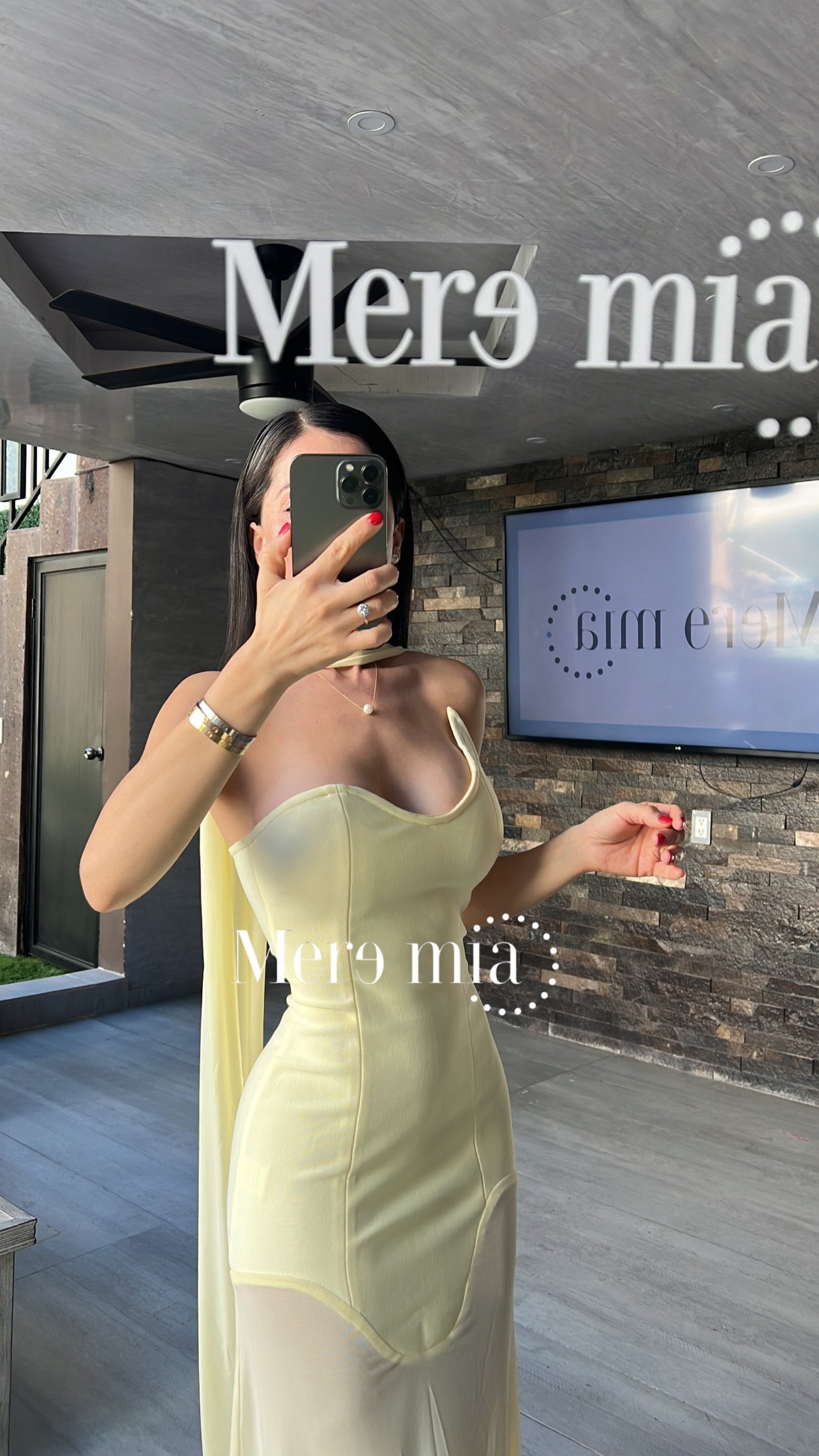 Vestido amarillo cuello