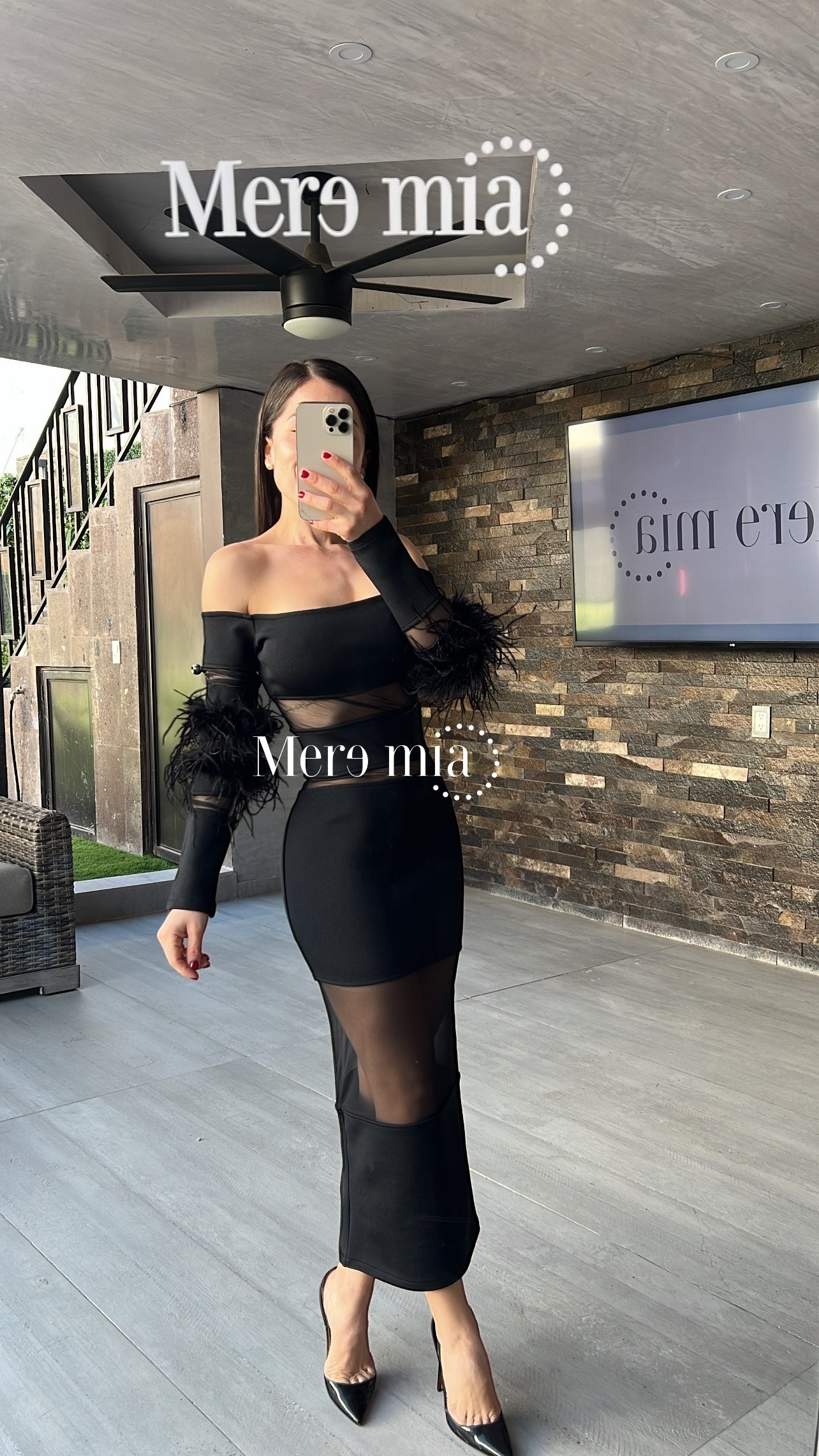 Vestido negro plumas codos