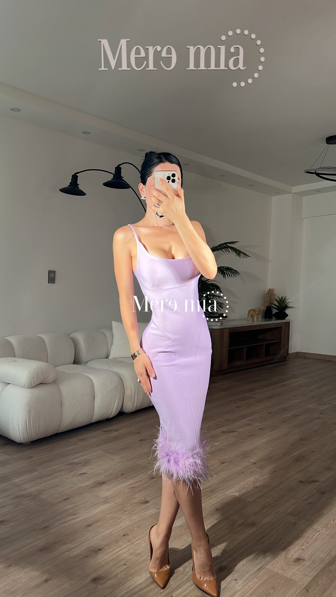 Vestido lila con plumas