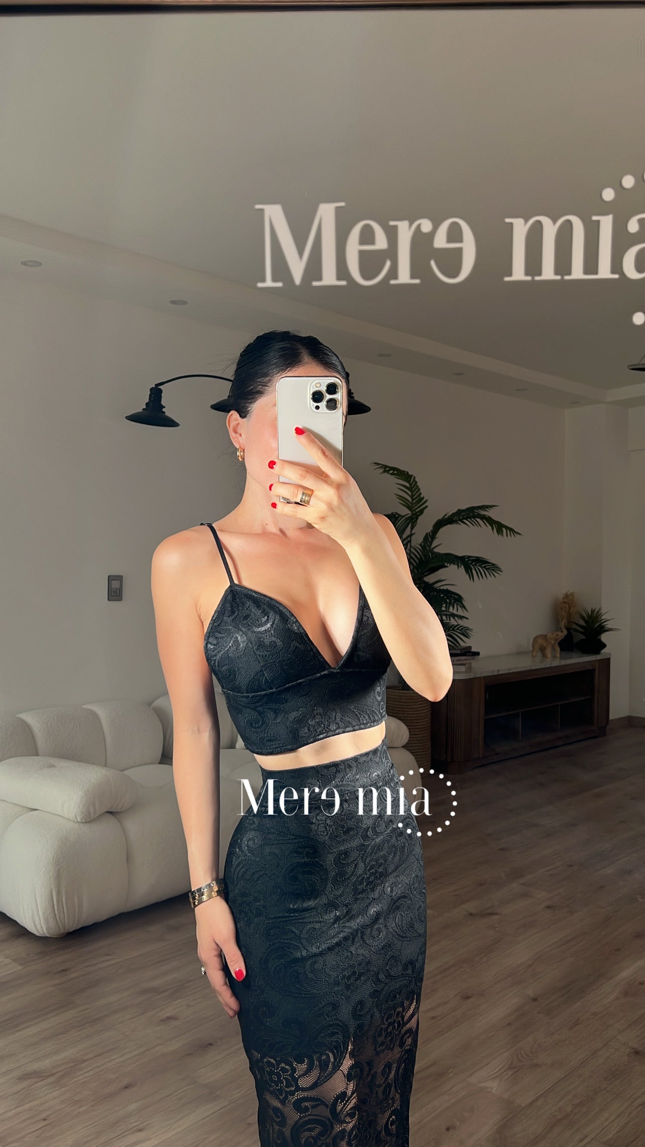 Conjunto negro encaje plumas