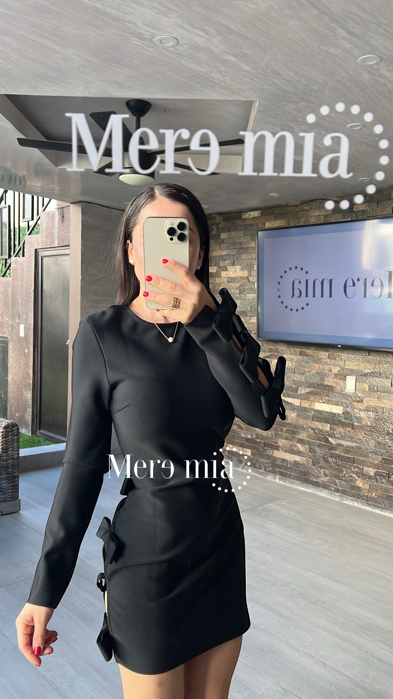 Vestido negro corto moños