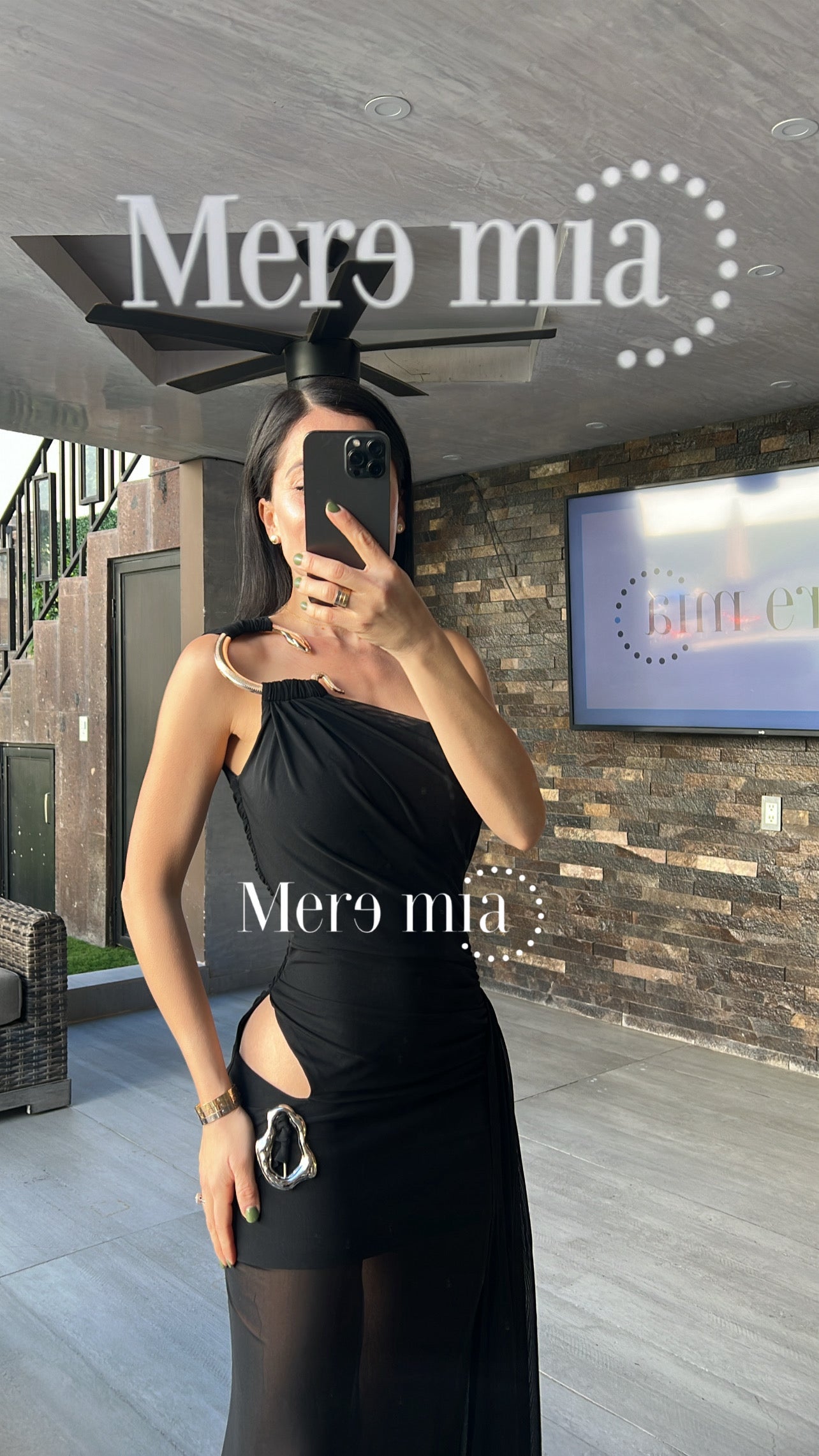 Vestido negro abert broche