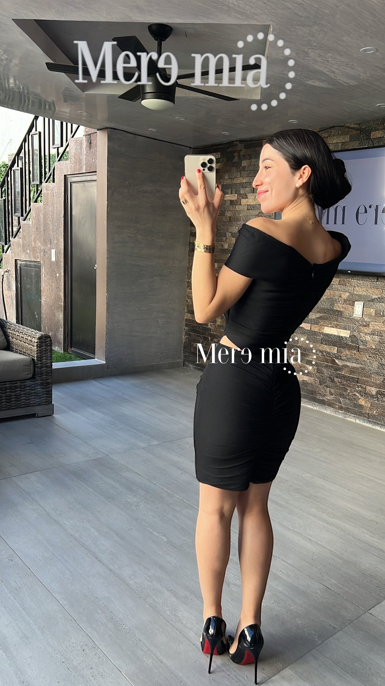 Vestido negro plisado flores corto