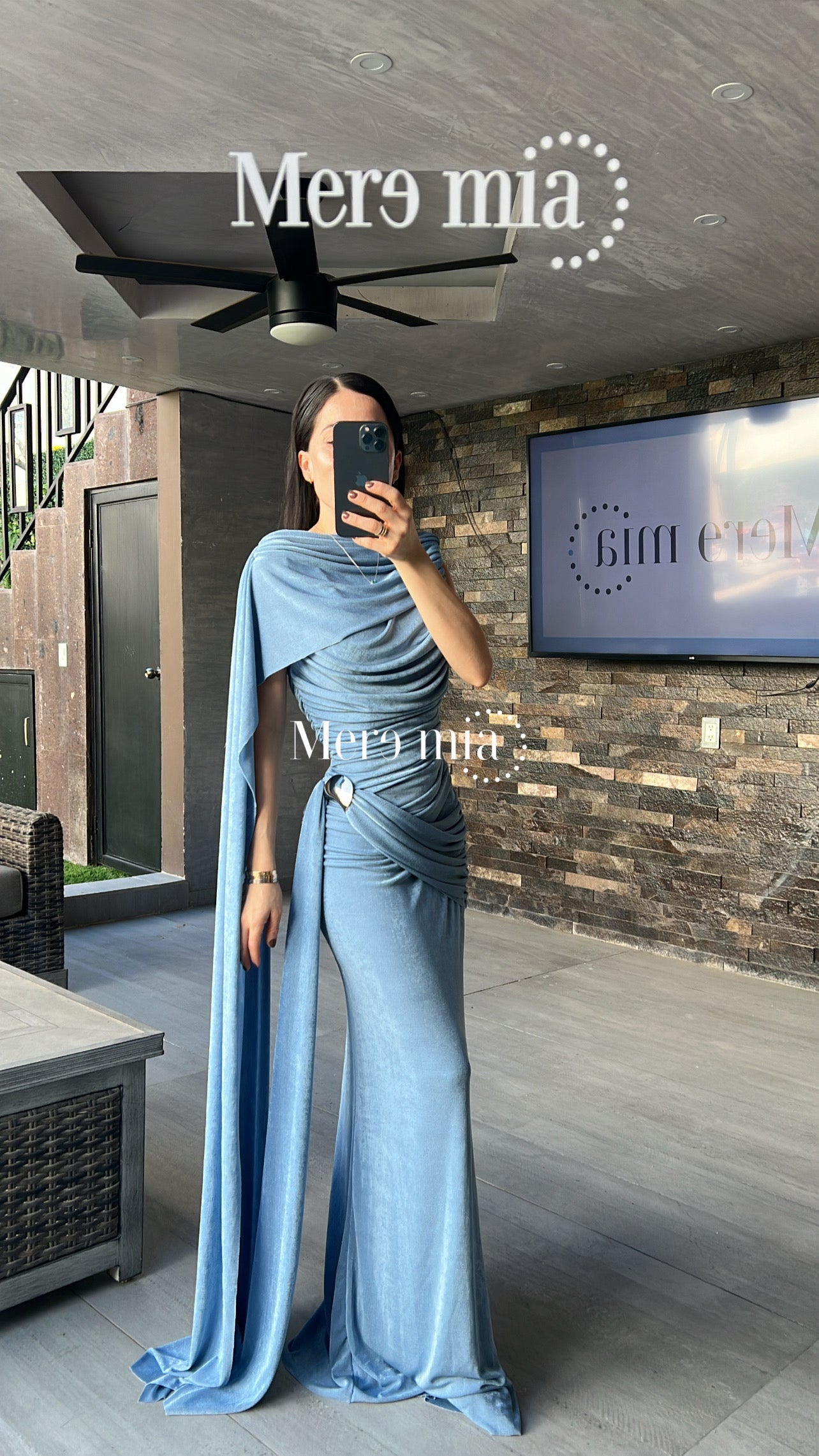 Vestido broche capa plisado