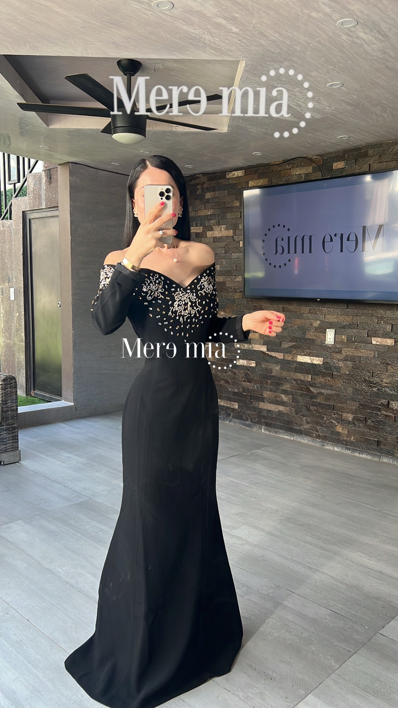 Vestido negro apl hombros