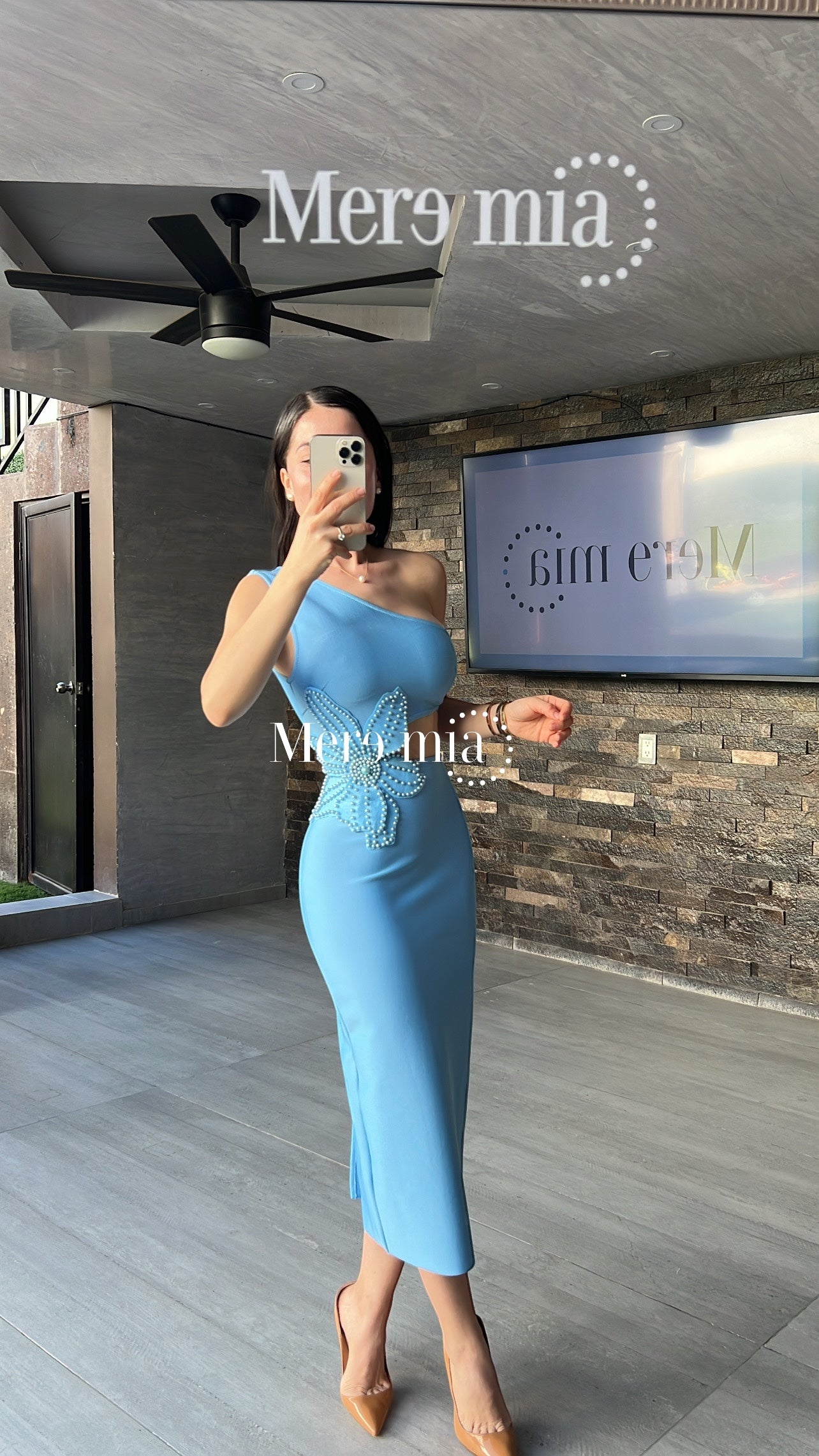 Vestido azul hombro flor