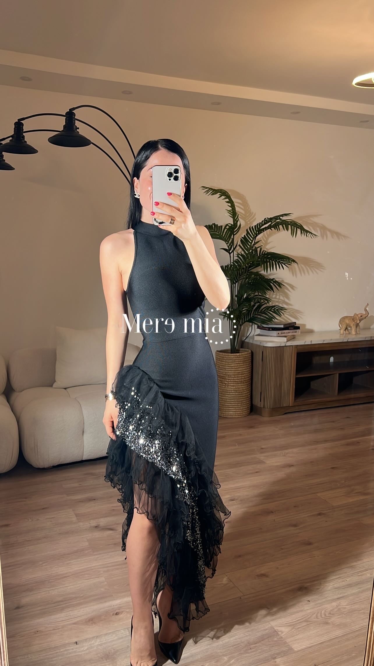 Vestido negro plumas asim