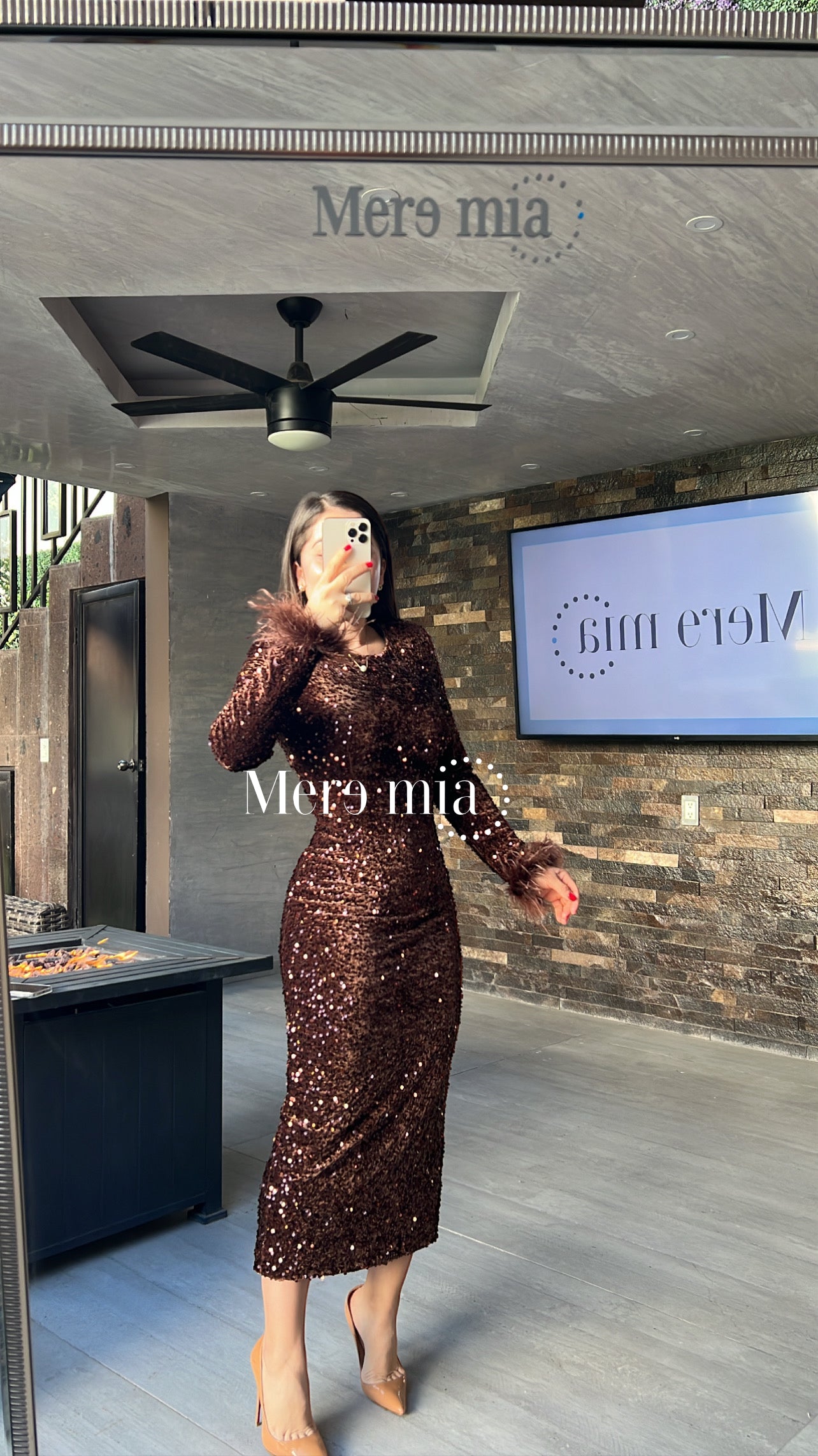 Vestido café lent plumas