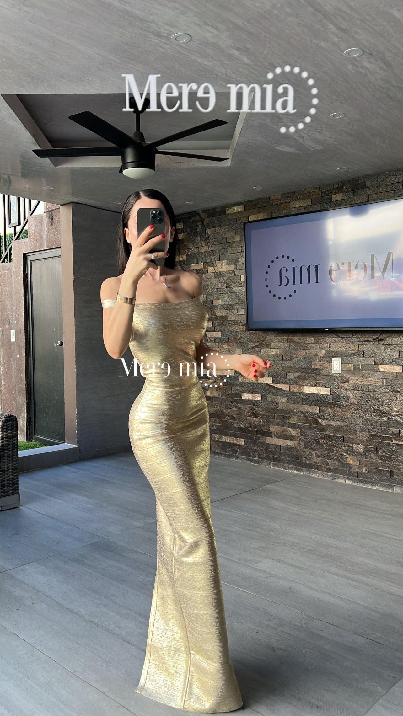 Vestido dorado hombros