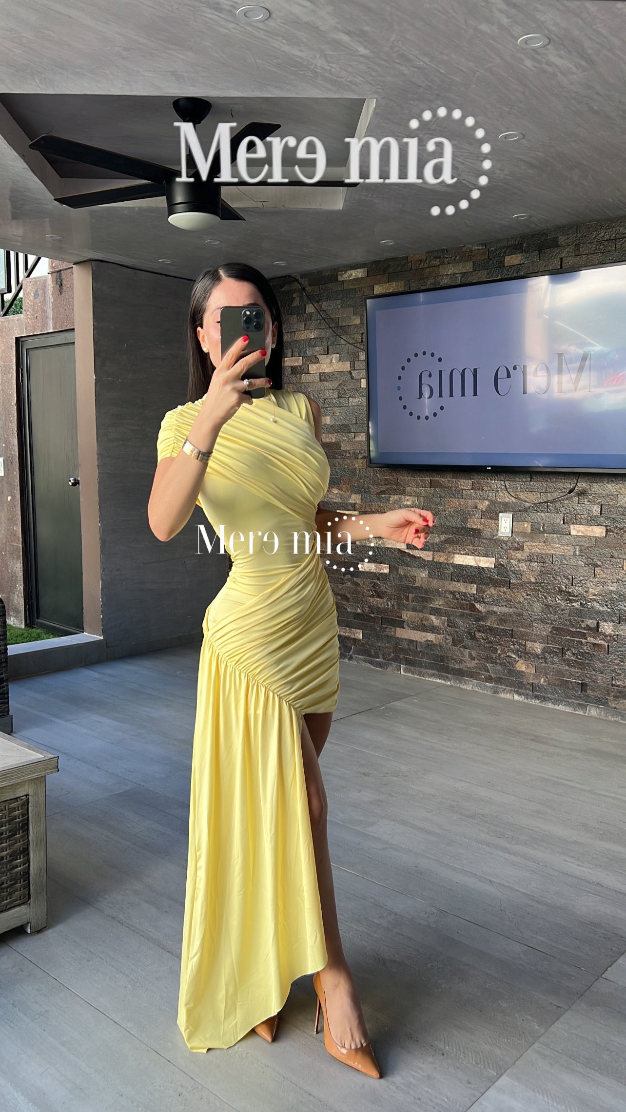 Vestido amarillo plisado hombro