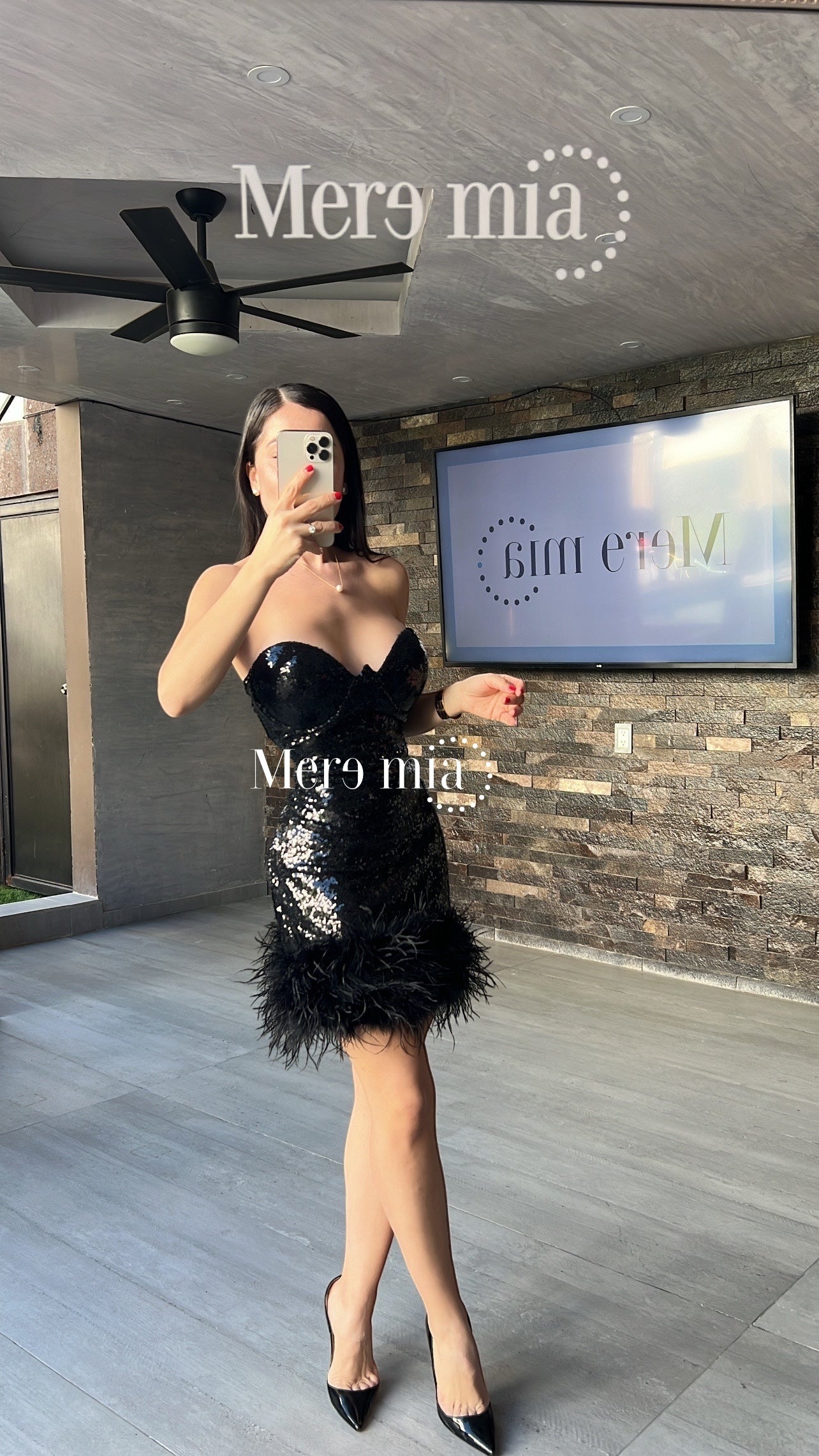 Vestido negro lent plumas