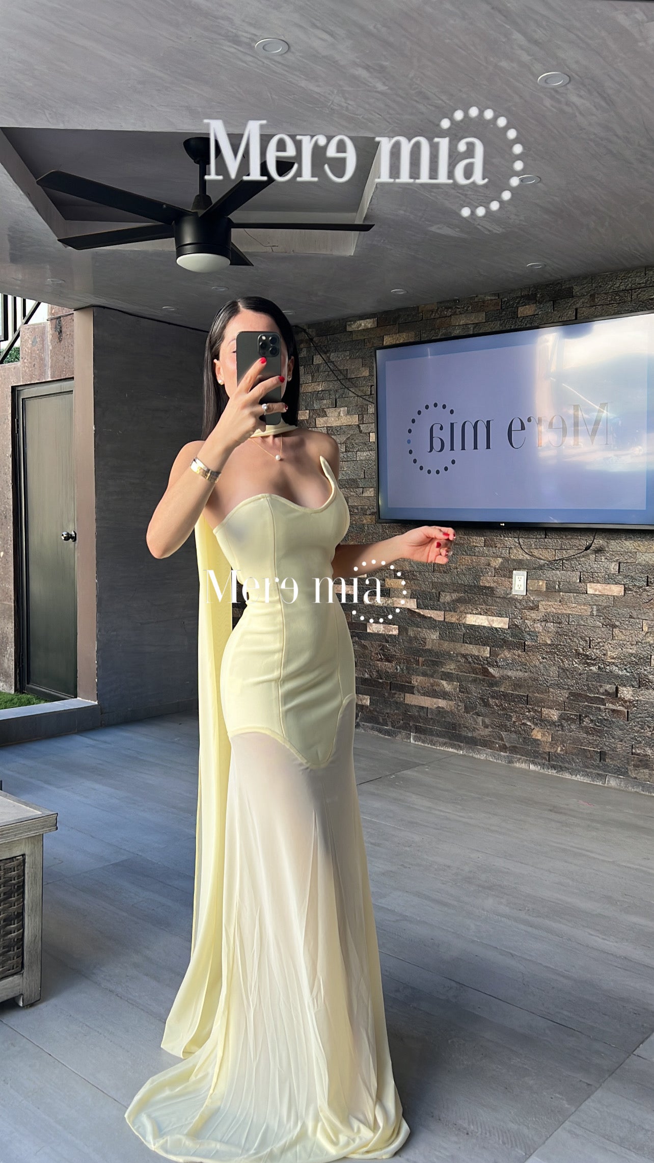 Vestido amarillo cuello