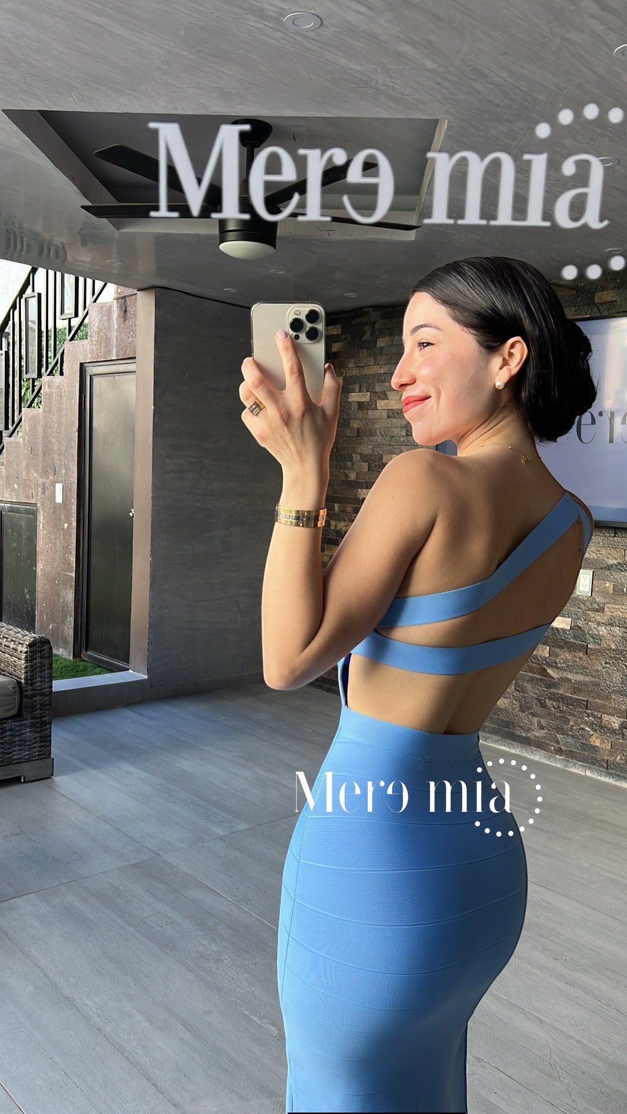 Vestido azul hombro rayado