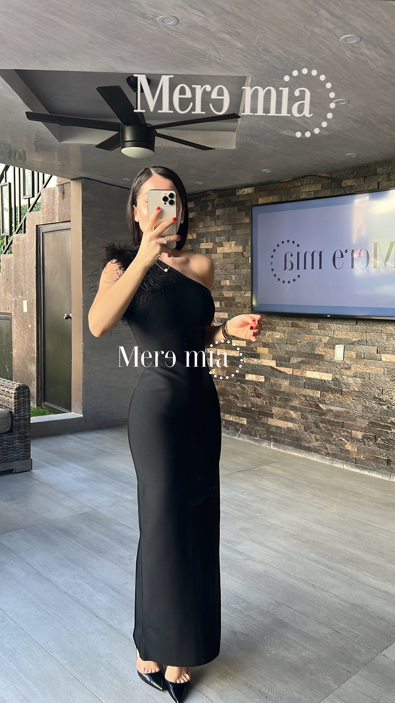 Vestido negro hombro plumas