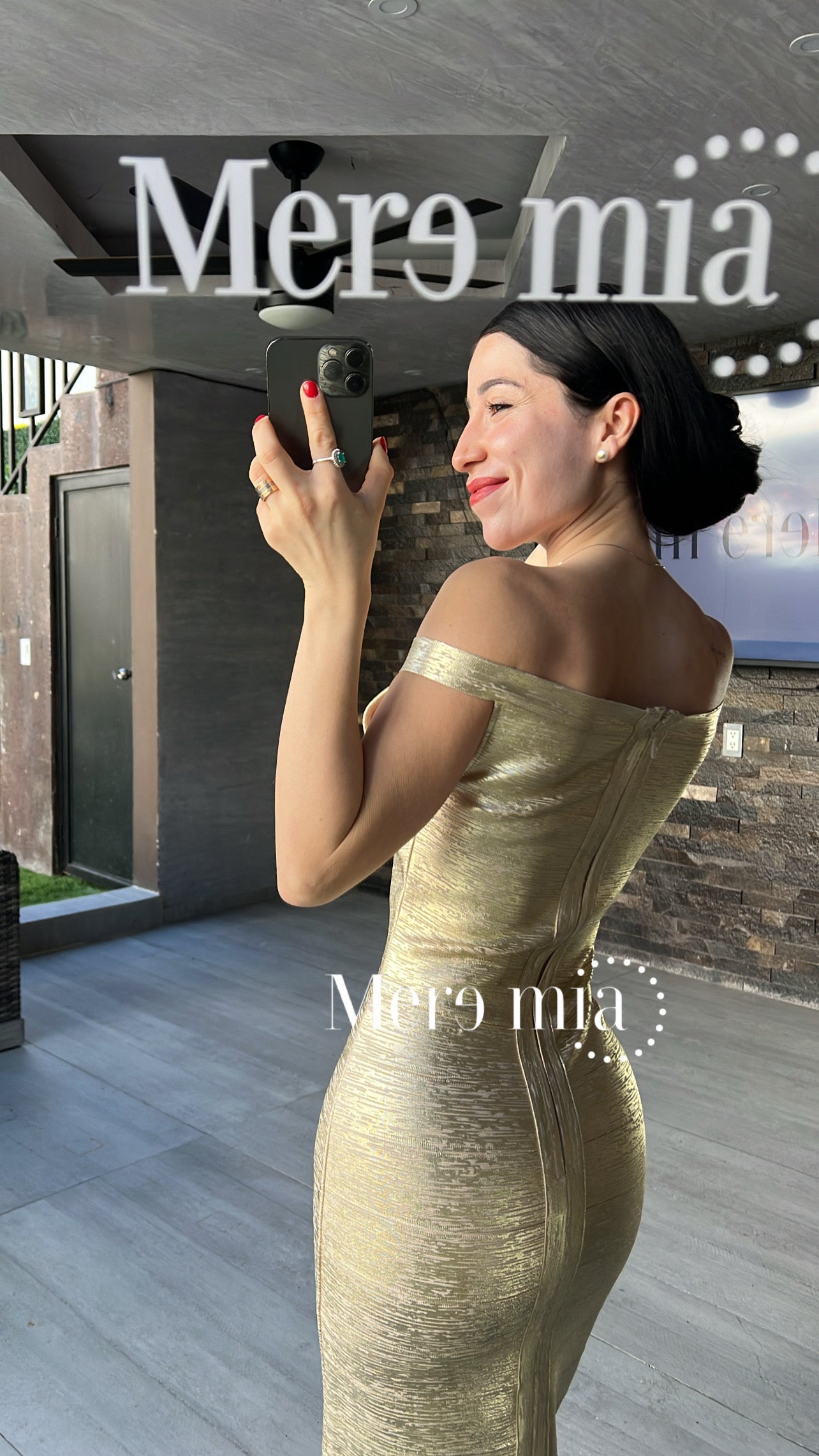 Vestido dorado hombros