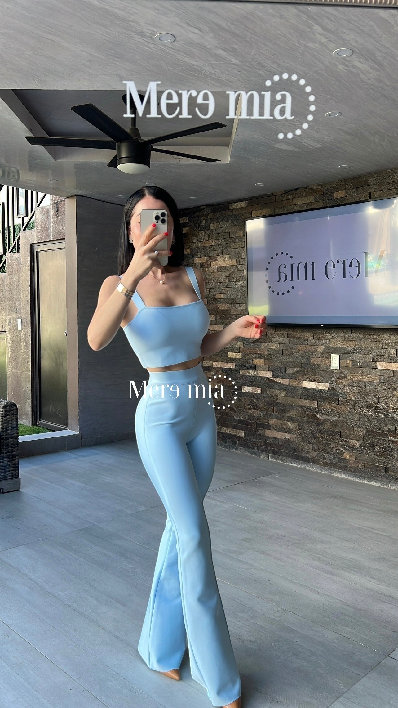 Pantalón azul acampanado