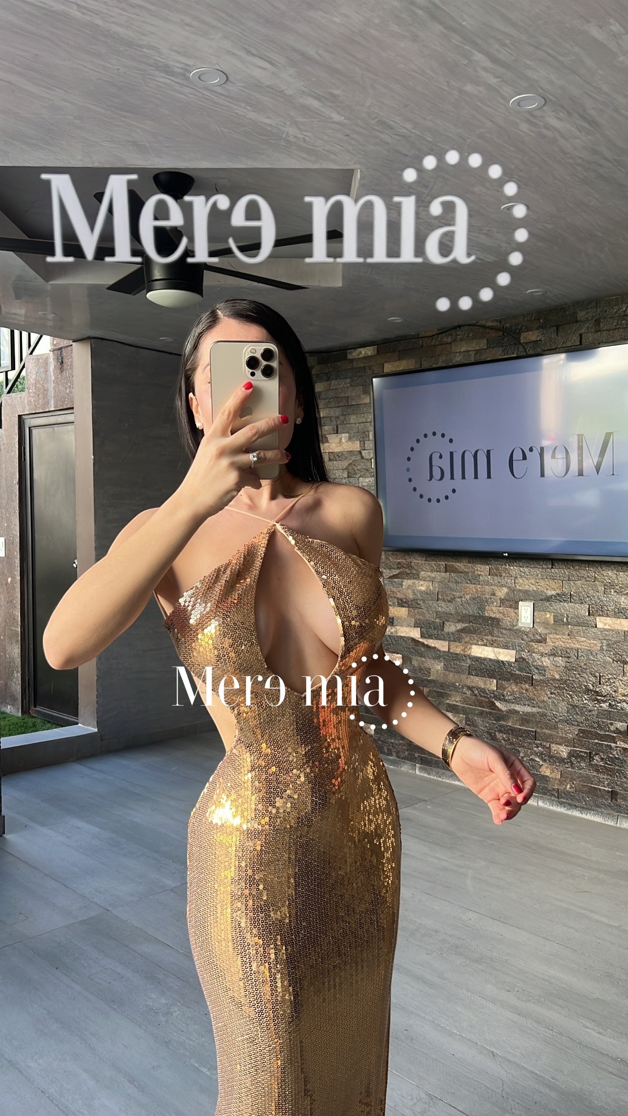 Vestido dorado abertura pecho