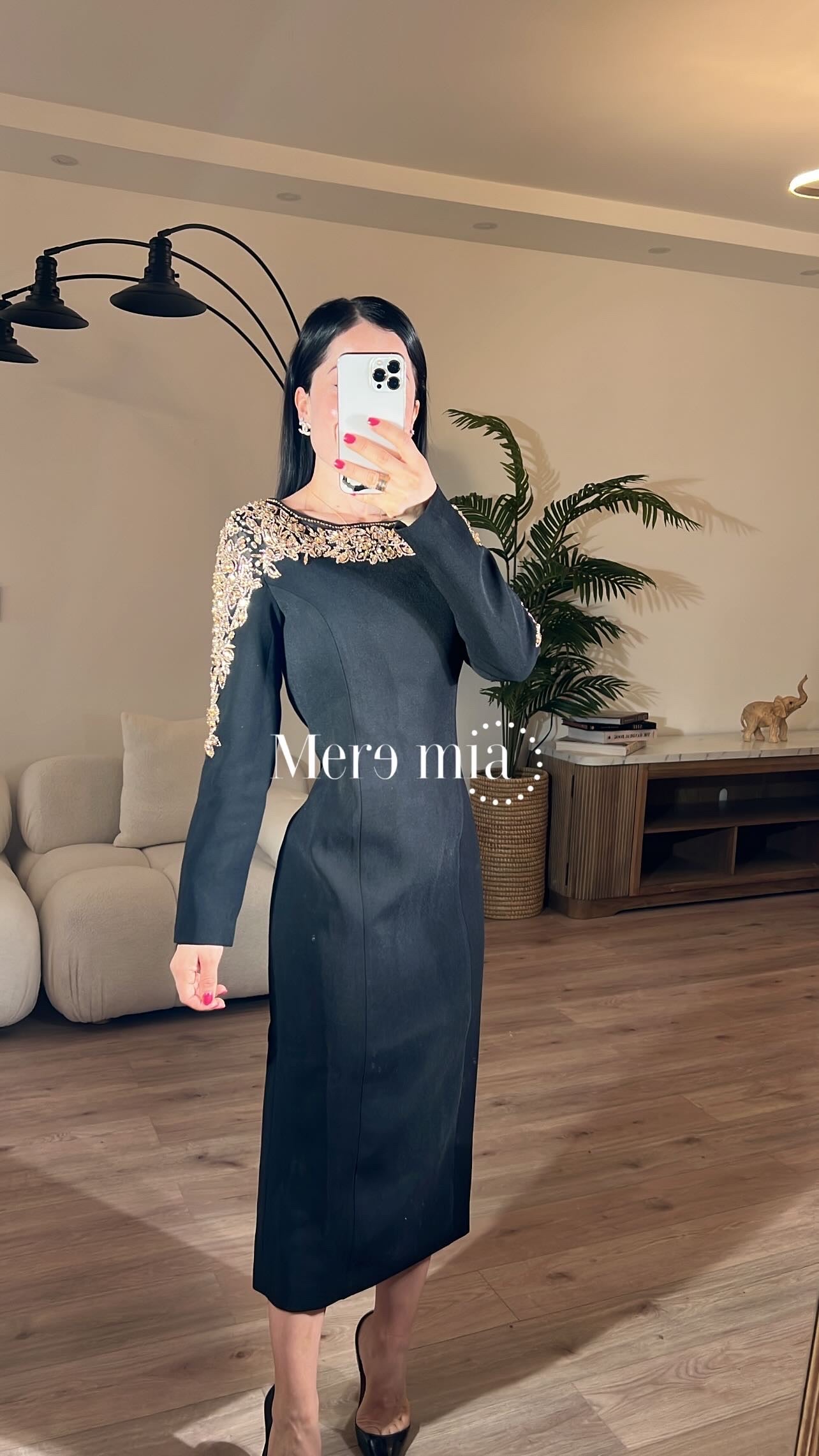 Vestido negro dorado hombros