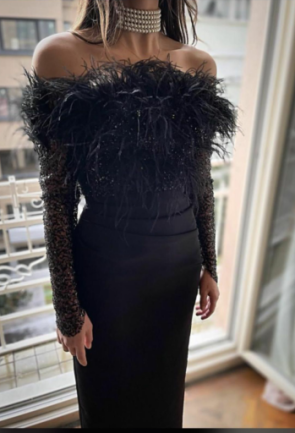 Vestido negro plumas hombros ml