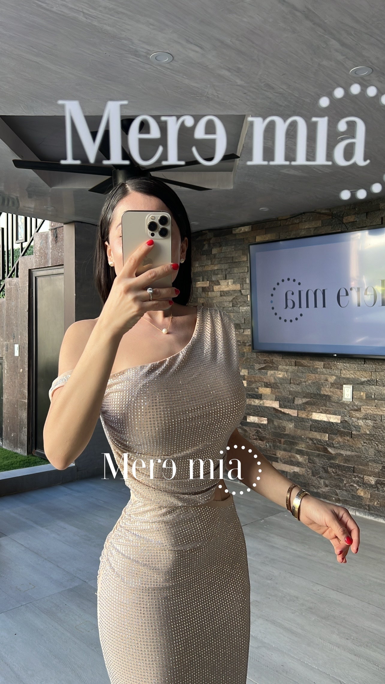 Vestido beige puntos hombro