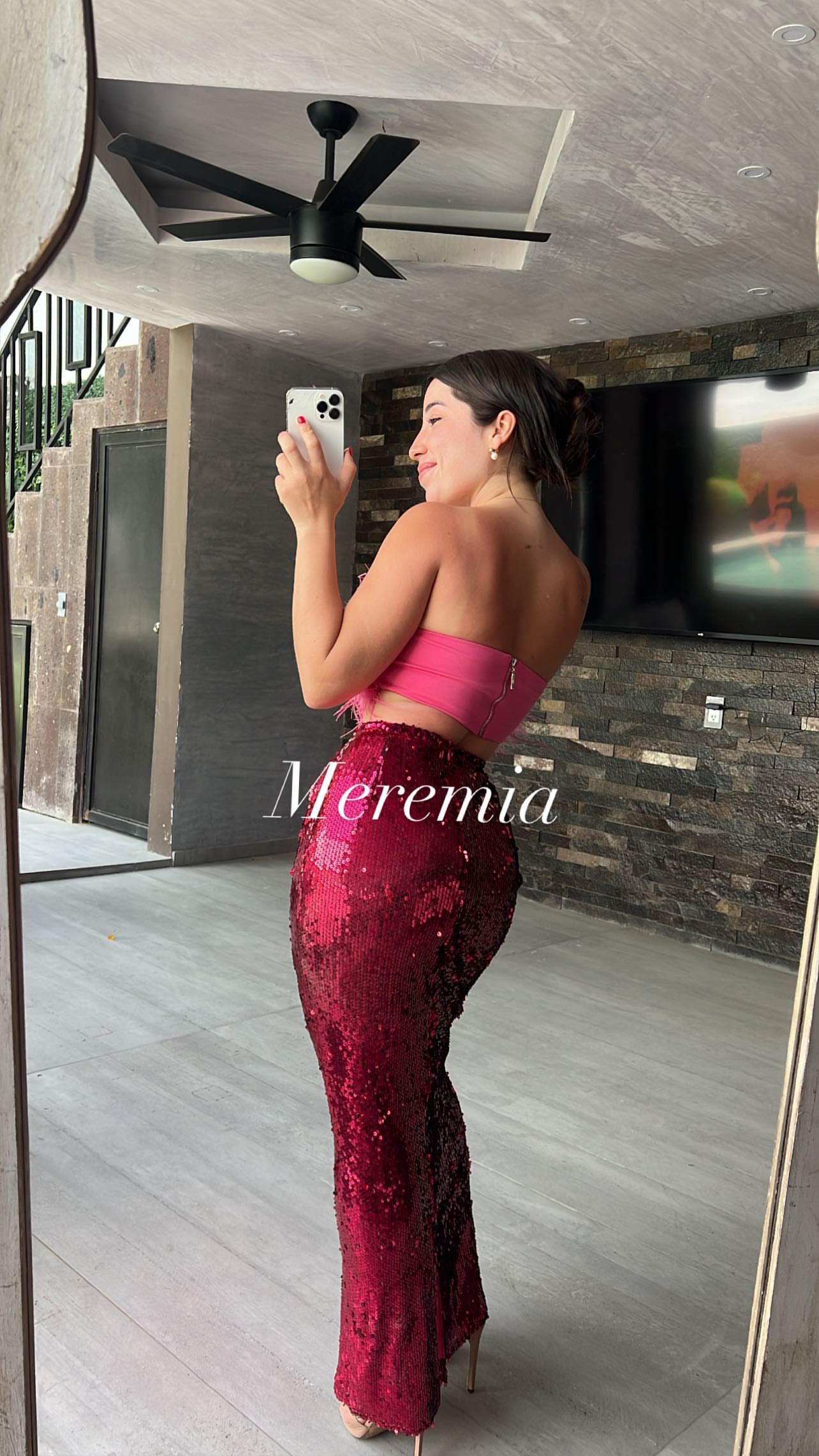 Conjunto rosa de top plumas y falda brillosa