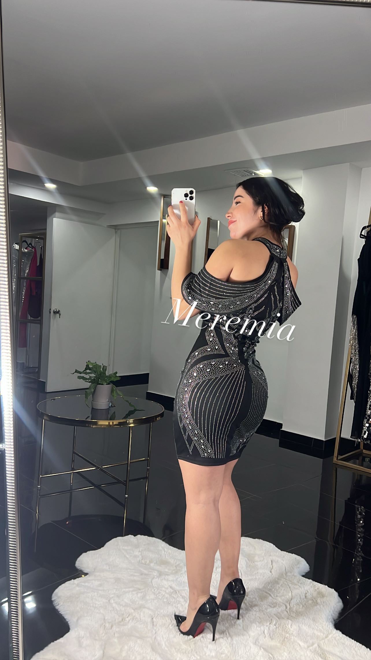 Vestido brillos con escote en busto