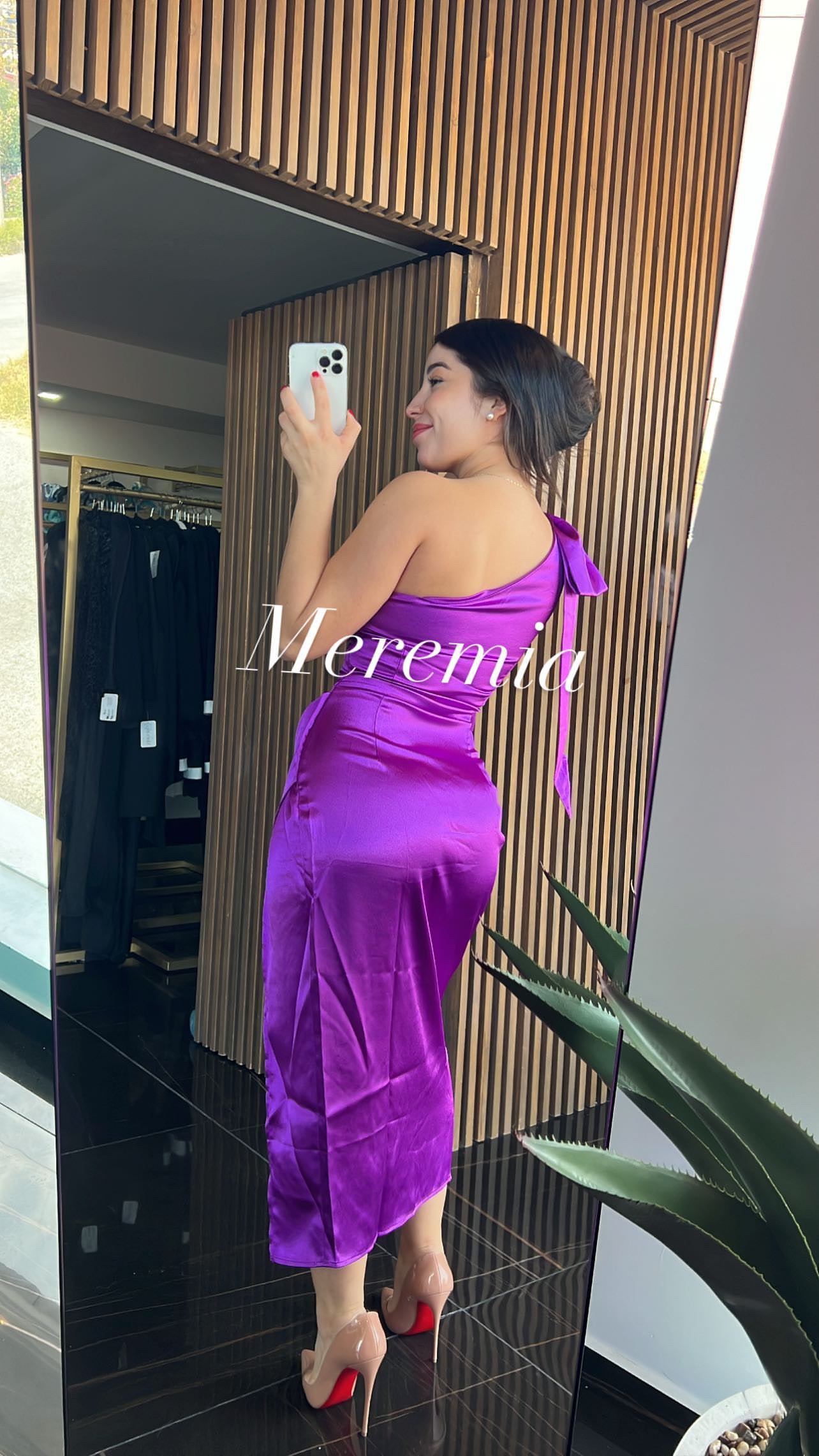 Vestido morado de un hombro de moño