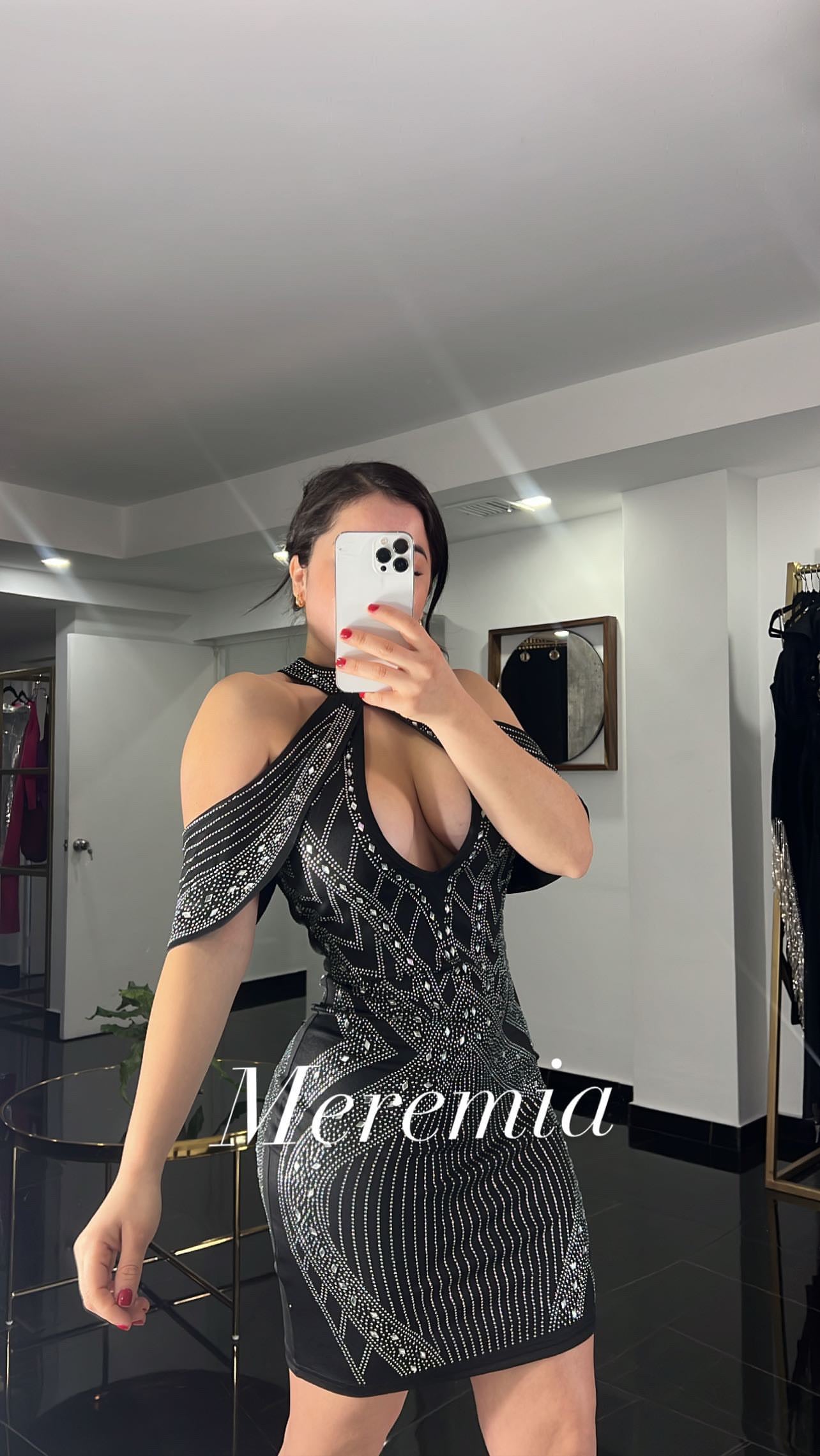 Vestido brillos con escote en busto