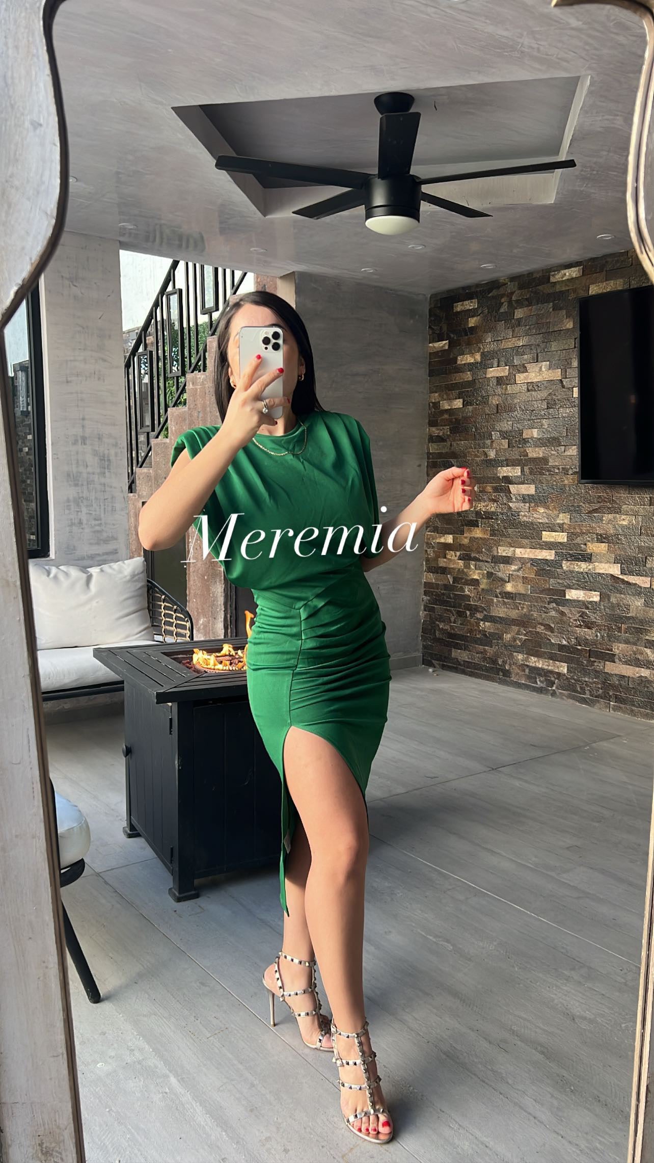 Vestido verde con hombreras