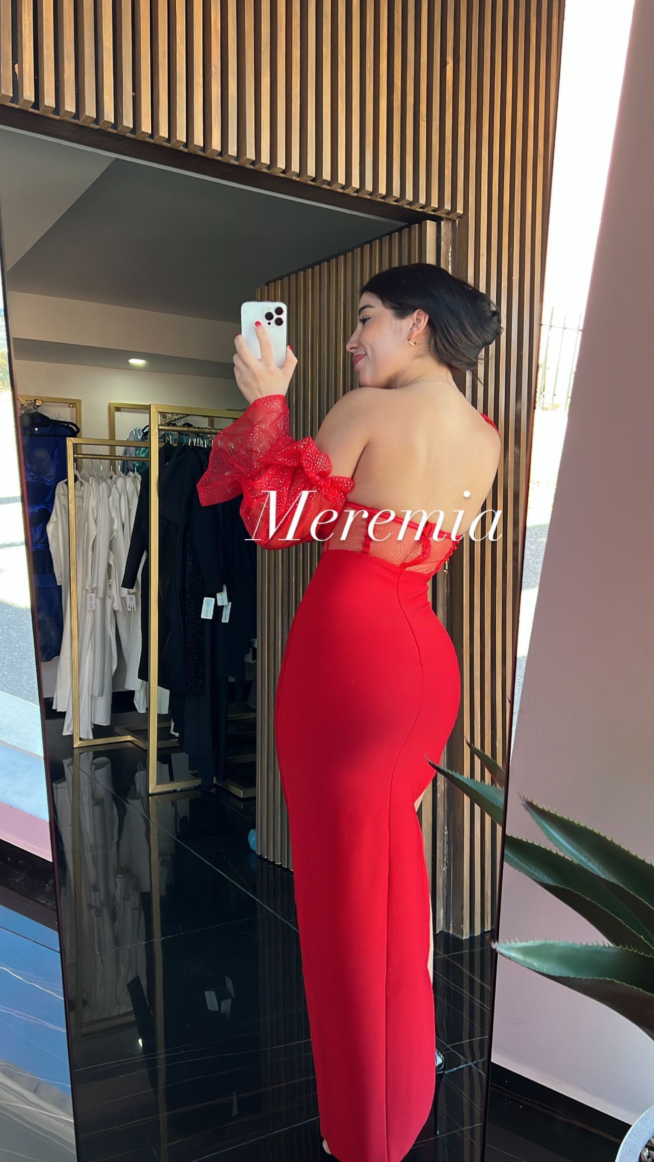 Vestido de manga bombacha y copas