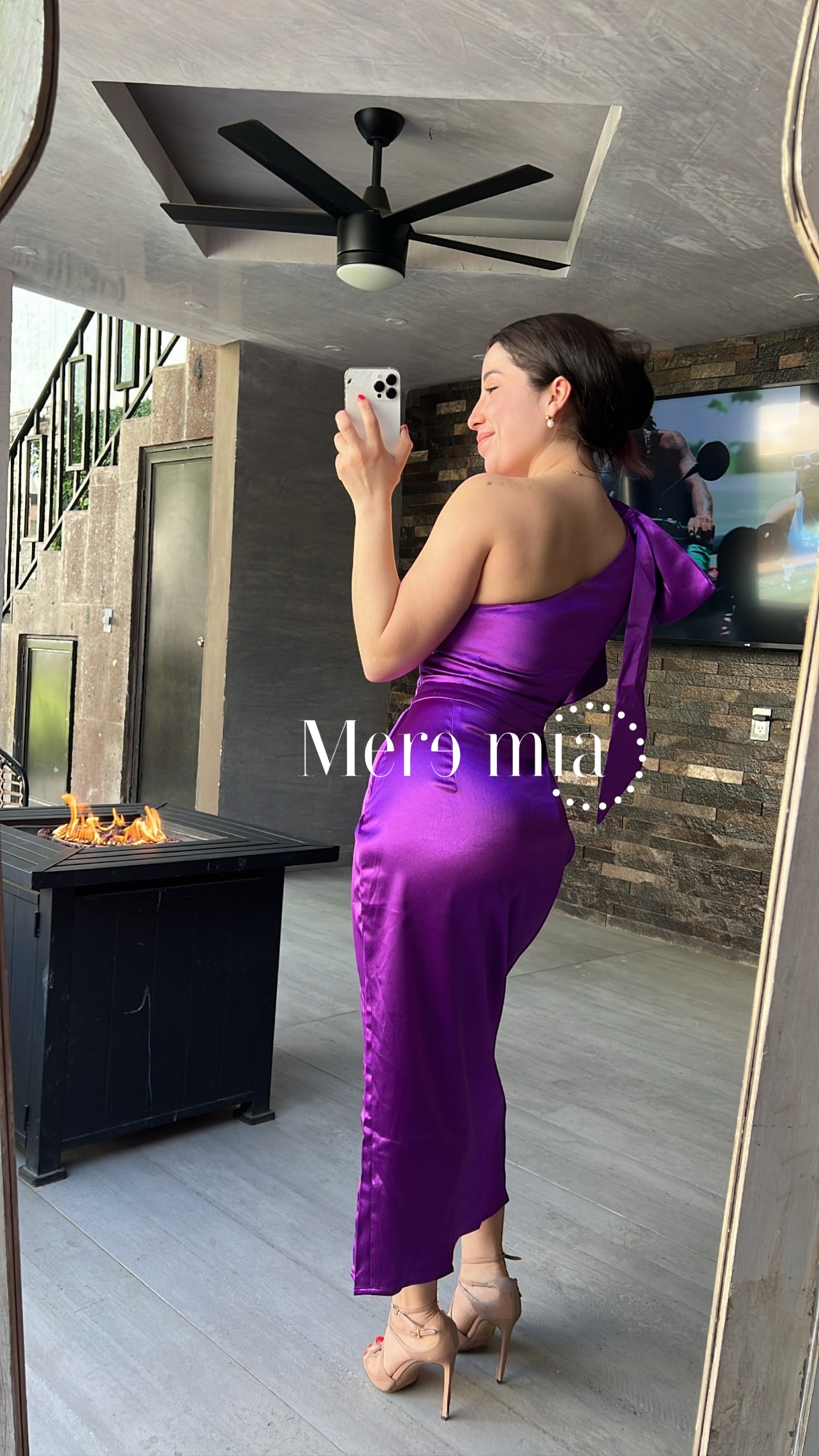 Vestido morado de un hombro de moño