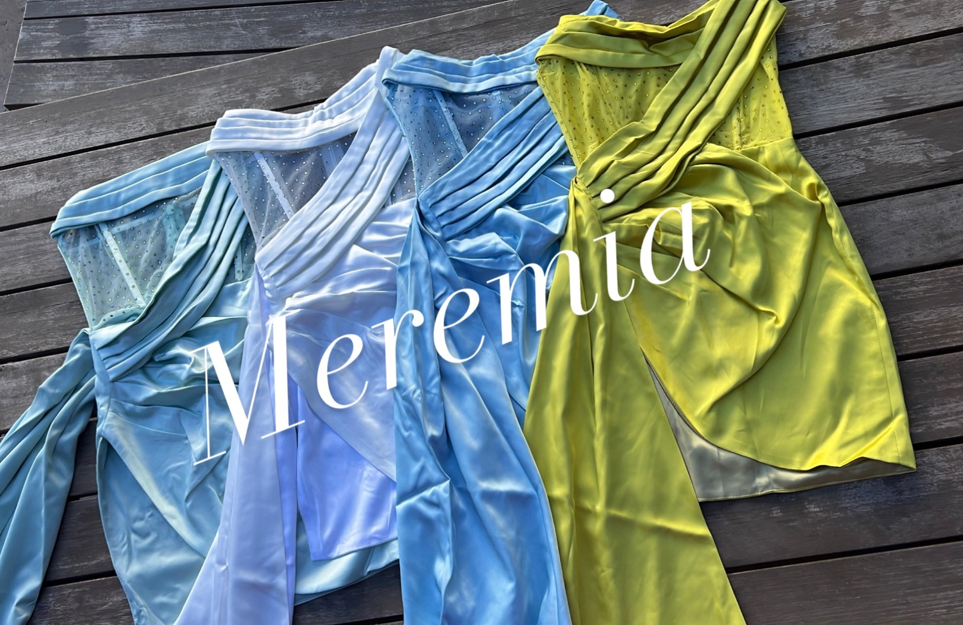 Vestido strapless corto satin