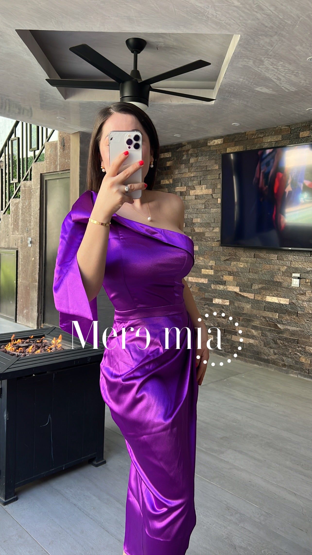 Vestido morado de un hombro de moño