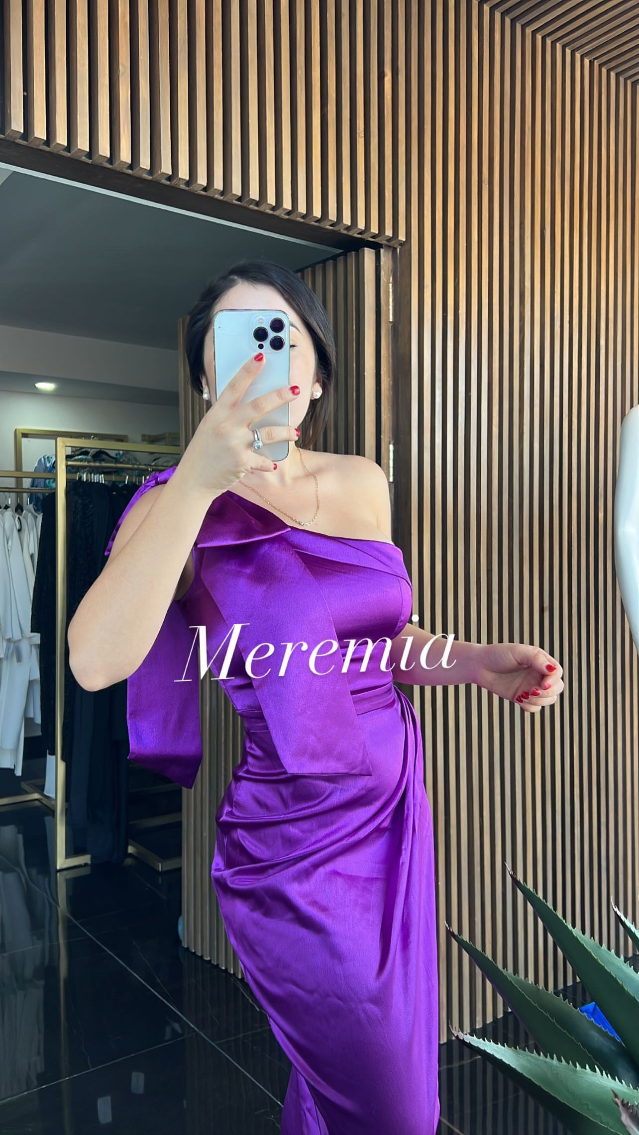 Vestido morado de un hombro de moño