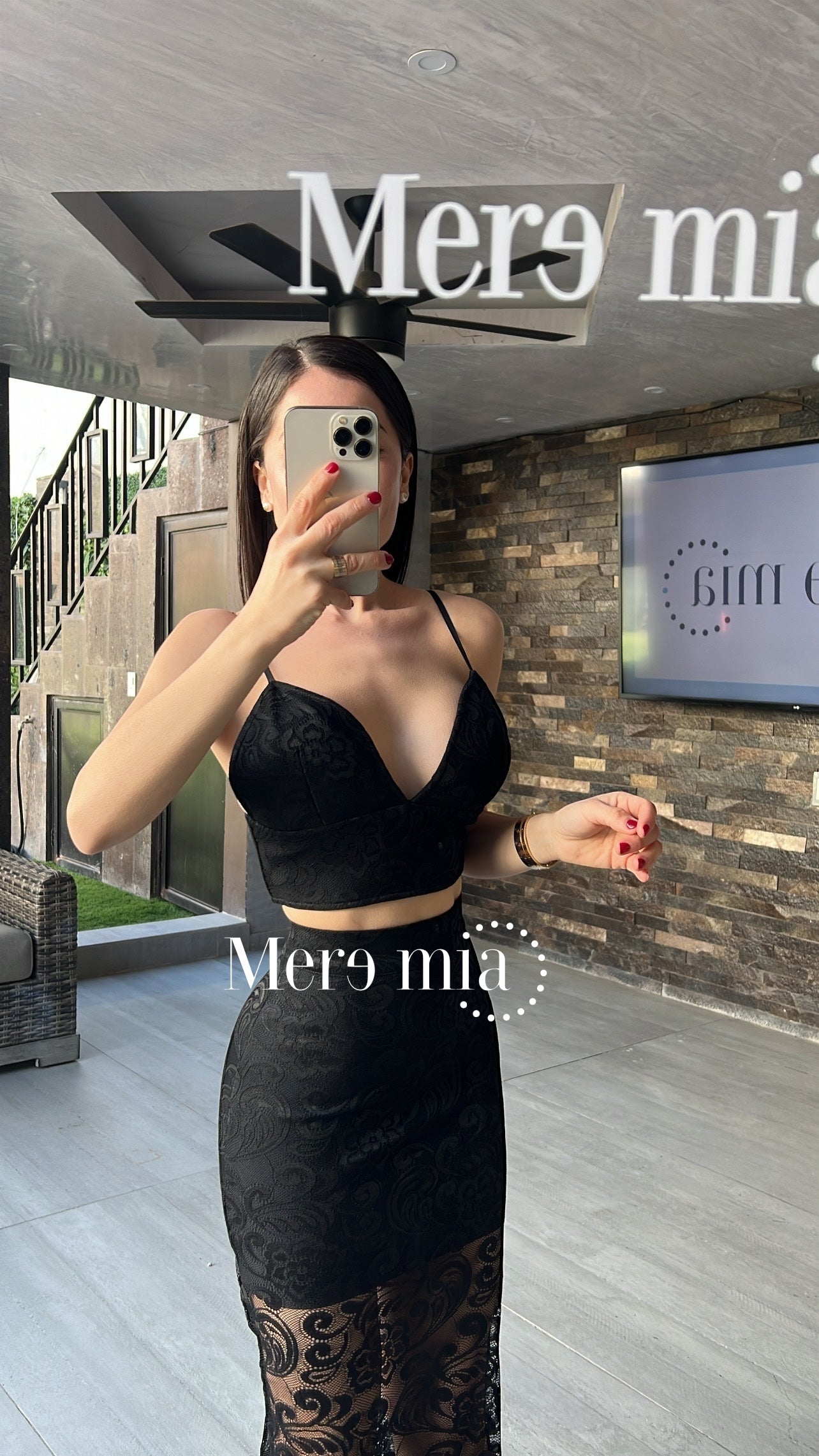 Conjunto negro encaje plumas