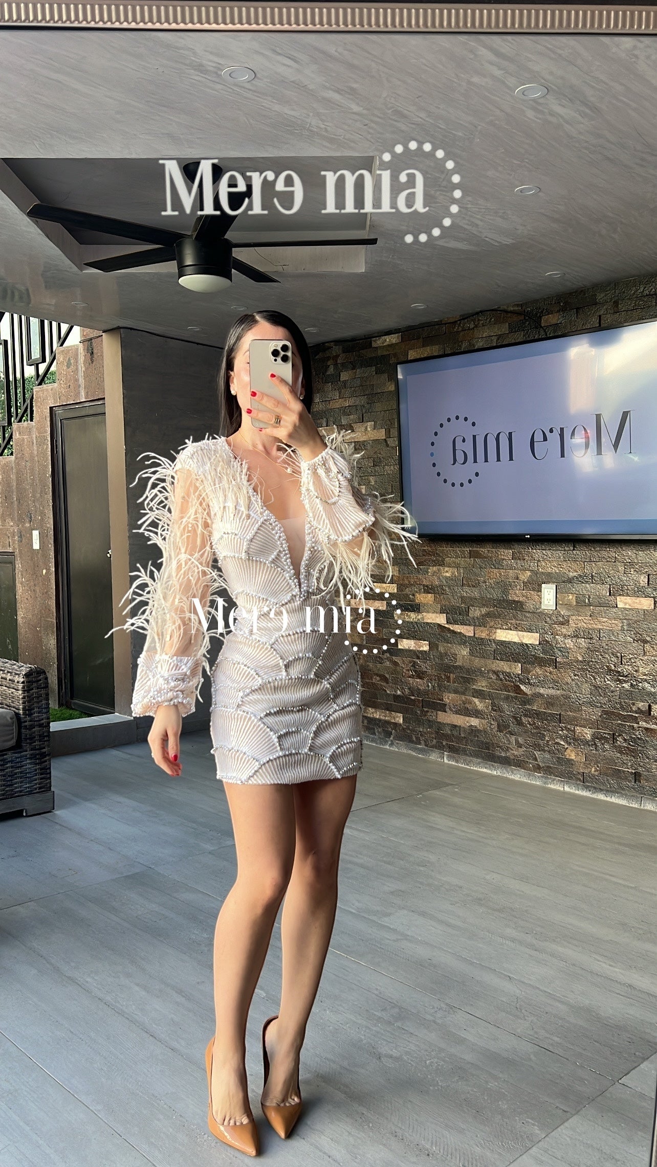 Vestido beige plumas