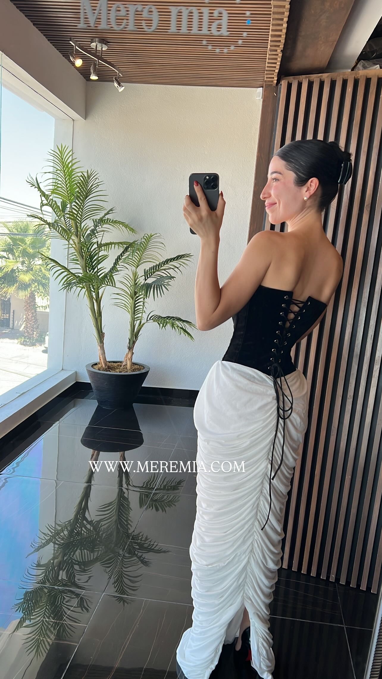 Vestido negro plisado blanco