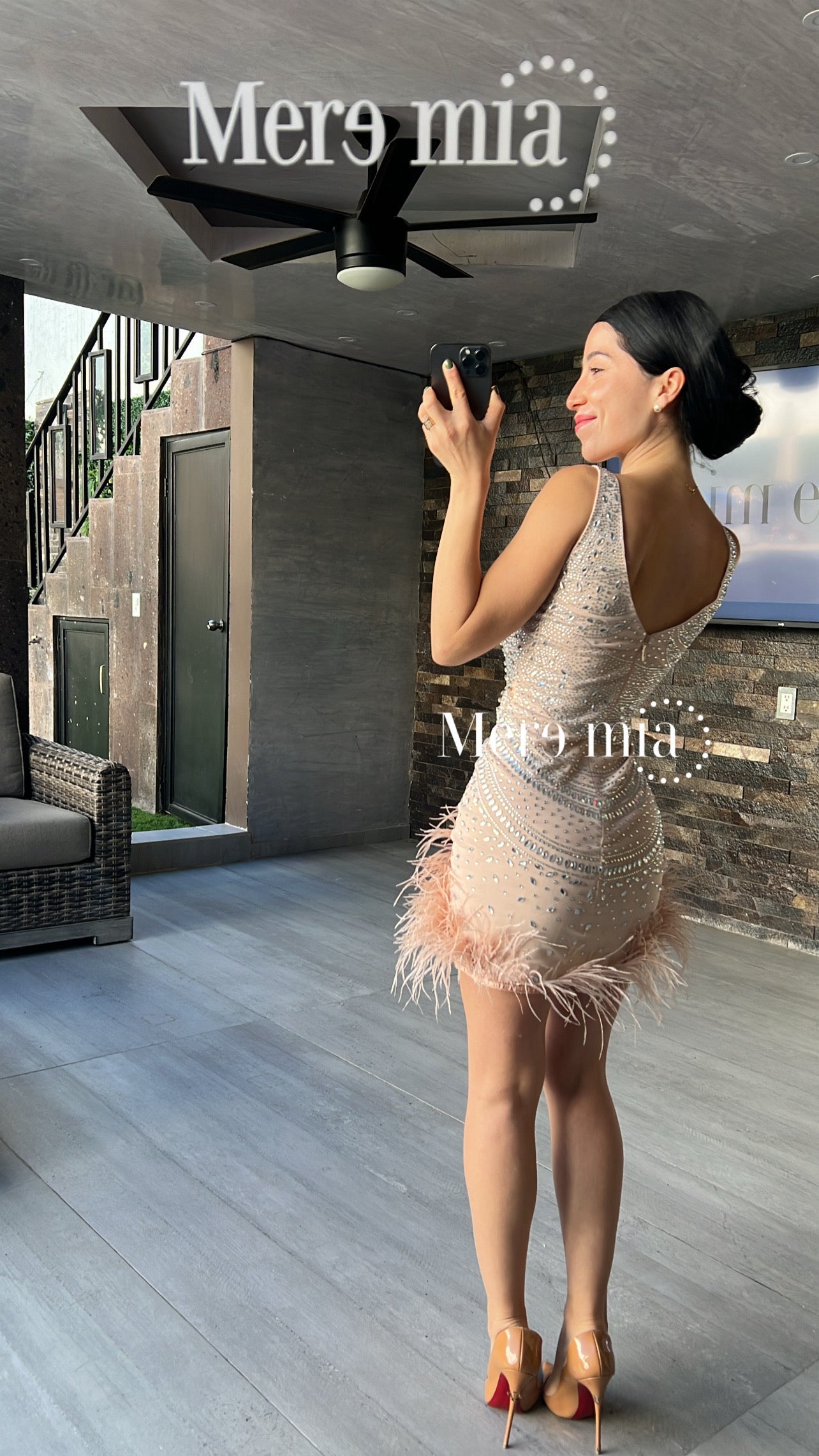 Vestido pedrería plumas corto