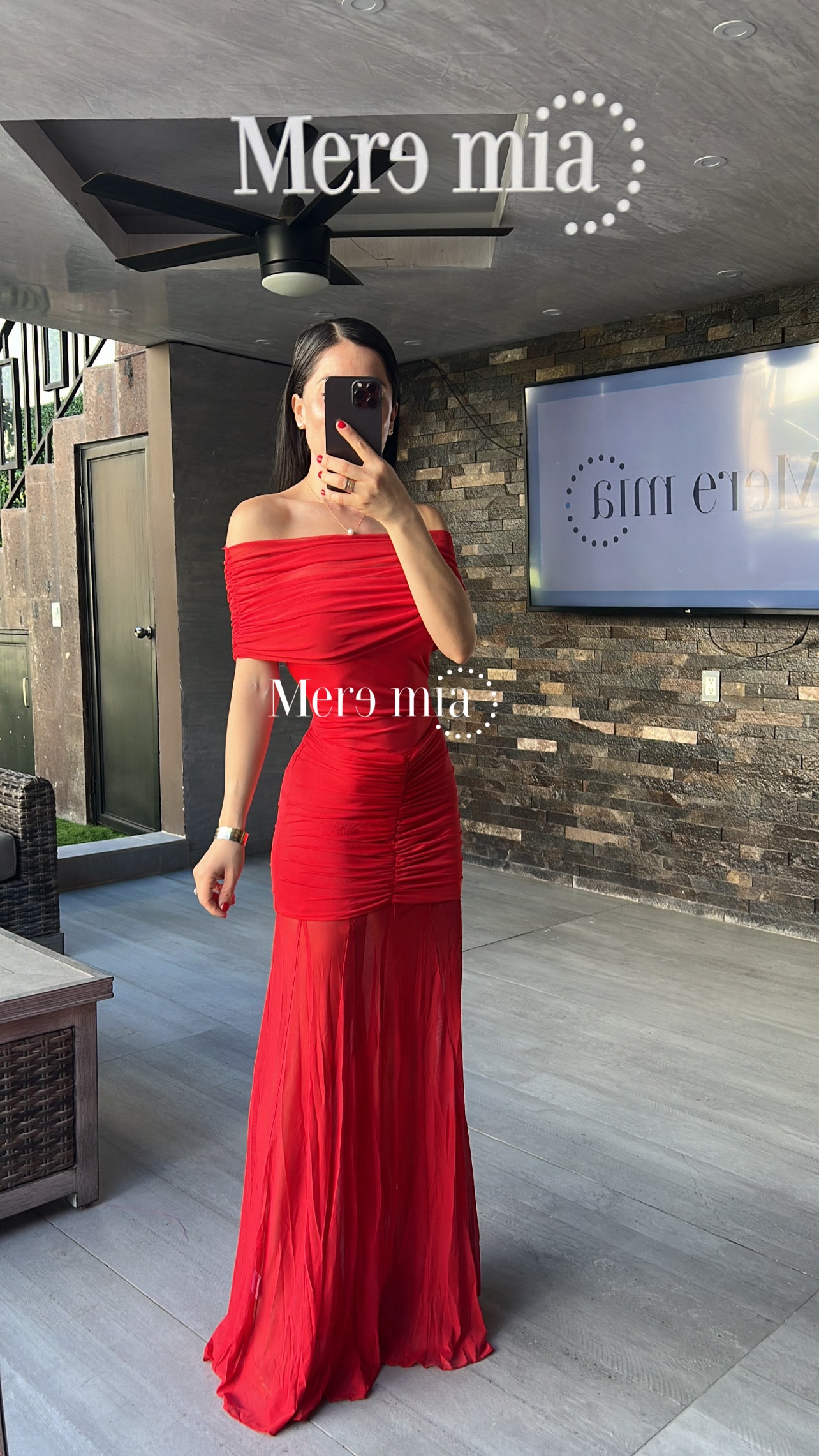 Vestido rojo plisado hombros