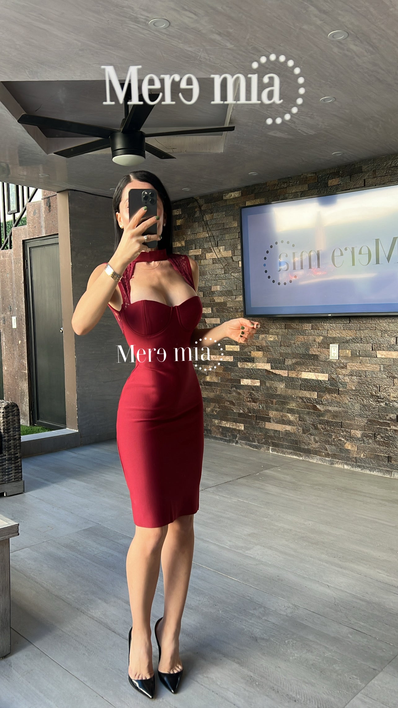 Vestido tinto cuello encaje