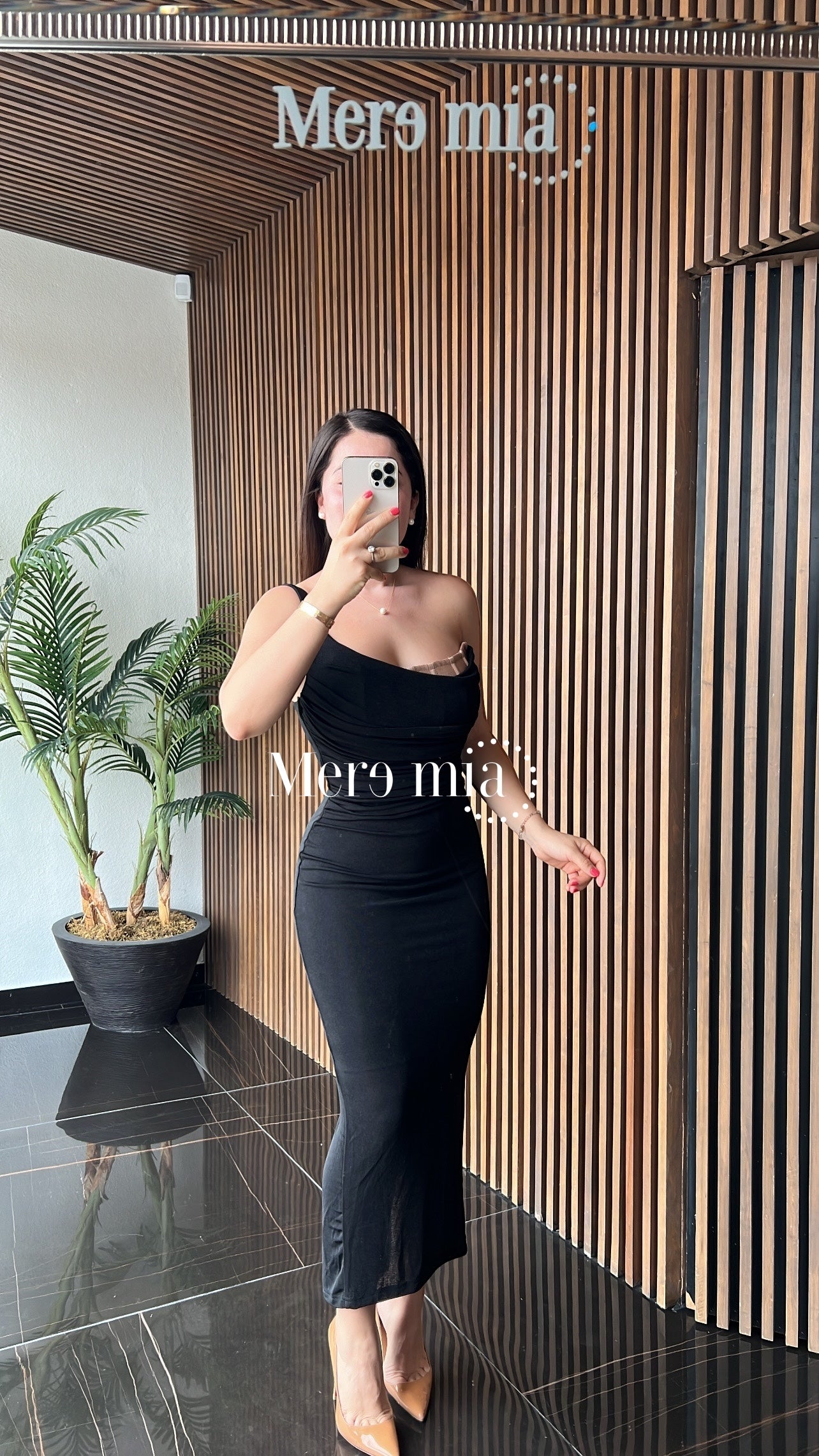 Vestido negro plisado hombro